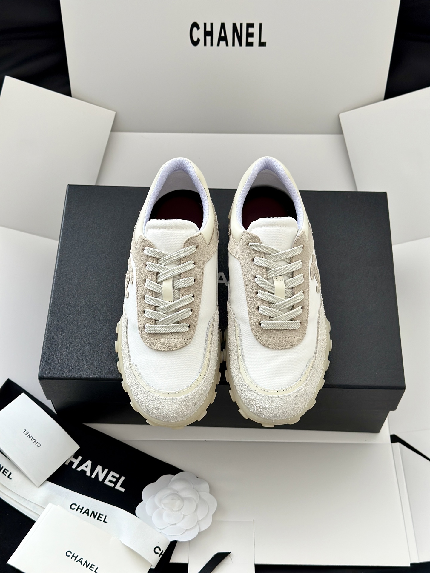 NO:780749,(Airplane box 10) Chane*26 early spring new casual sports shoes, Forrest Gump shoes, are super slim and slim-fitting. They look so handsome when worn, and they instantly fill your aura. The soft elastic soles are non-slip and comfortable, so you won’t feel tired if you wear them for a long time. They are completely stress-free when you go shopping. The four high-end and durable colors are very suitable for daily casual and travel wear. You won’t want to take them off once you wear them, and you won’t step on thunder when you close your eyes.  The upper is made of customized original rough denim suede twill, the inner breathable mesh, and the original molded bean sole. Packed in an airplane box Size: 35-39 (40.41 custom-made and non-returnable), casual shoes/sports shoes, chanel, sneakers19860909（飞机盒10）Chane*26早春新款休闲运动鞋阿甘鞋德训鞋 版型超正显脚瘦,穿起来帅炸了,气场直接拉满～软弹豆豆鞋底防滑又舒适,久穿不累、逛街暴走完全无压力. 四个高级耐看配色,日常休闲、出游穿搭都超合适,穿过一次就不想脱,闭眼入不踩雷. 鞋面采用定制原版粗牛反绒斜纹布,内里透气网面,原版开模豆豆底. 飞机盒包装 Size:35-39(40.41定做不退换),休闲鞋/运动鞋,chanel,sneakers,Women's Shoes