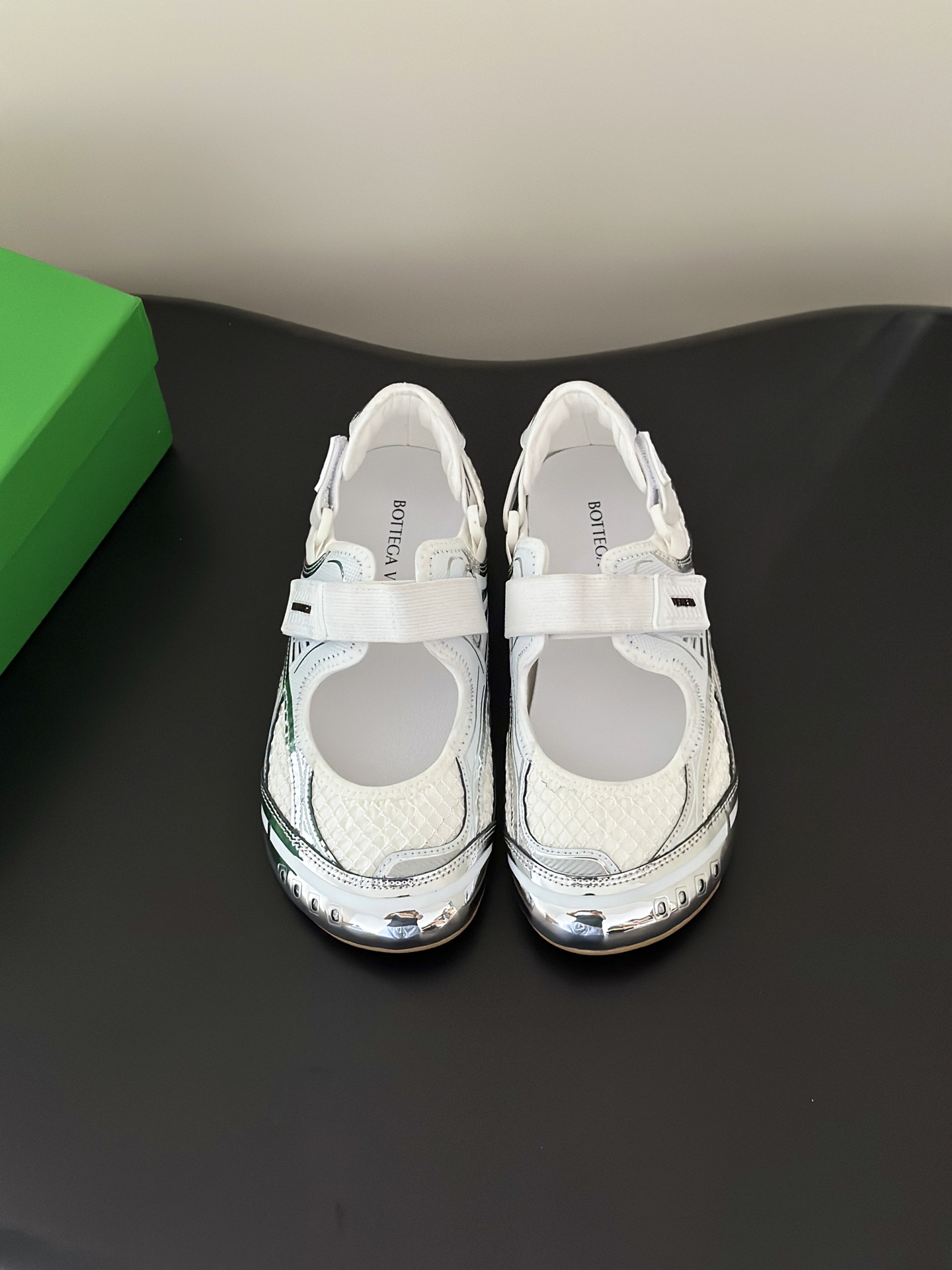 NO:780709,Bottega Venet*BV26ss early spring new round-toe Velcro Mary Jane casual shoes combine the soft silhouette of ballet flats with the strap design of Mary Jane shoes and the rubber soles of sports shoes to create a cross-border style of 'ballet sneakers' that breaks the boundaries between elegance and leisure.  Velcro straps replace traditional buckles, making it easier to put on and take off; there are no redundant decorations on the shoe body, and only the brand logo is marked on the tongue, continuing BV's minimalist and low-key design language. Incorporating sports and leisure elements under the classic minimalist framework is BV's modern reshaping of retro ballet shoes, reflecting the brand's innovative exploration of materials and styles. The upper is made of original imported cow suede/cloth, the lining is sheepskin, and the original molded outsole  Size 35-41 (customized sizes 40 and 41 are non-refundable), mary jane,bottega veneta,bottega veneta,mary jane,flats,sneakers,sheepskin19860909Bottega Venet*BV26ss早春新款圆头魔术贴玛丽珍休闲鞋 将芭蕾平底鞋的柔美轮廓与玛丽珍鞋的绑带设计、运动鞋的橡胶鞋底结合,打造出“芭蕾运动鞋”的跨界风格,打破优雅与休闲的边界. 魔术贴绑带替代传统搭扣,穿脱更便捷；鞋身无多余装饰,仅在鞋舌处标注品牌标识,延续BV极简低调的设计语言.在经典极简框架下,融入运动休闲元素,是BV对复古芭蕾鞋的现代重塑,体现品牌对材质与版型的创新探索. 鞋面采用原版进口牛反绒/布,内里羊皮,原版开模大底 size35-41码（40、41码定制不退换）,玛丽珍,bottega veneta,bottega veneta,mary jane,flats,sneakers,sheepskin,Women's Shoes