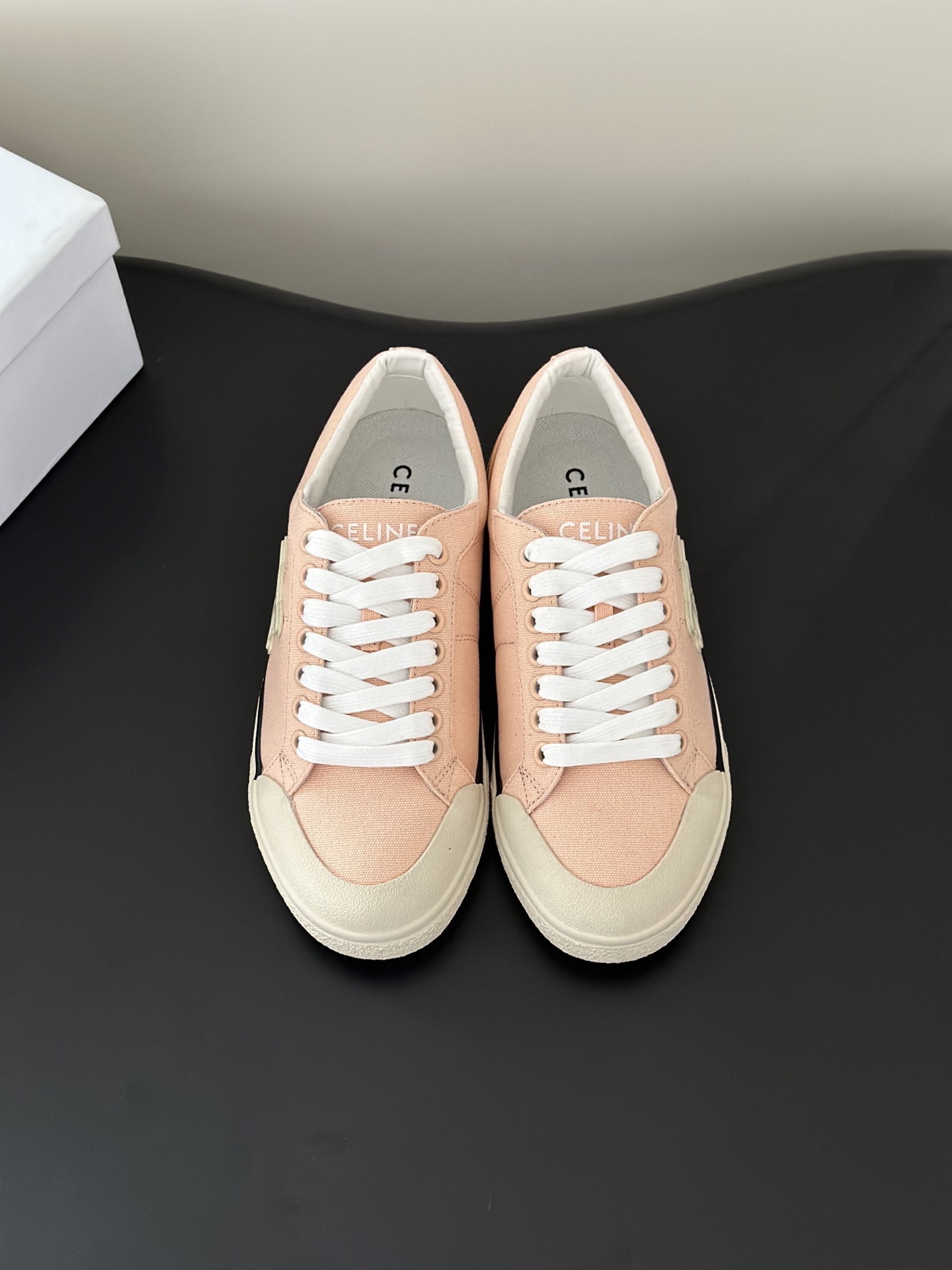 NO:780723,Celin* new low-top Arc de Triomphe canvas shoes are simple and comfortable, clean and neat, and increase the height of the legs. Whether worn alone or paired with wide-leg pants, high street and retro, let’s make CELINE girls together. Original imported cloth upper, original lining, original molded rubber outsole Size 35-40 (40 customized, non-returnable and non-exchangeable), casual shoes/sports shoes, celine, sneakers19860909Celin*新款低帮凯旋门帆布鞋 简单舒服,干净利落,增高显腿细 无论是单穿还是搭配阔腿裤,高街又复古一起来做CELINE女孩 鞋面原版进口布面 ,原版内里,原版开模橡胶大底 Size35-40（40定制不退不换）,休闲鞋/运动鞋,celine,sneakers,Women's Shoes