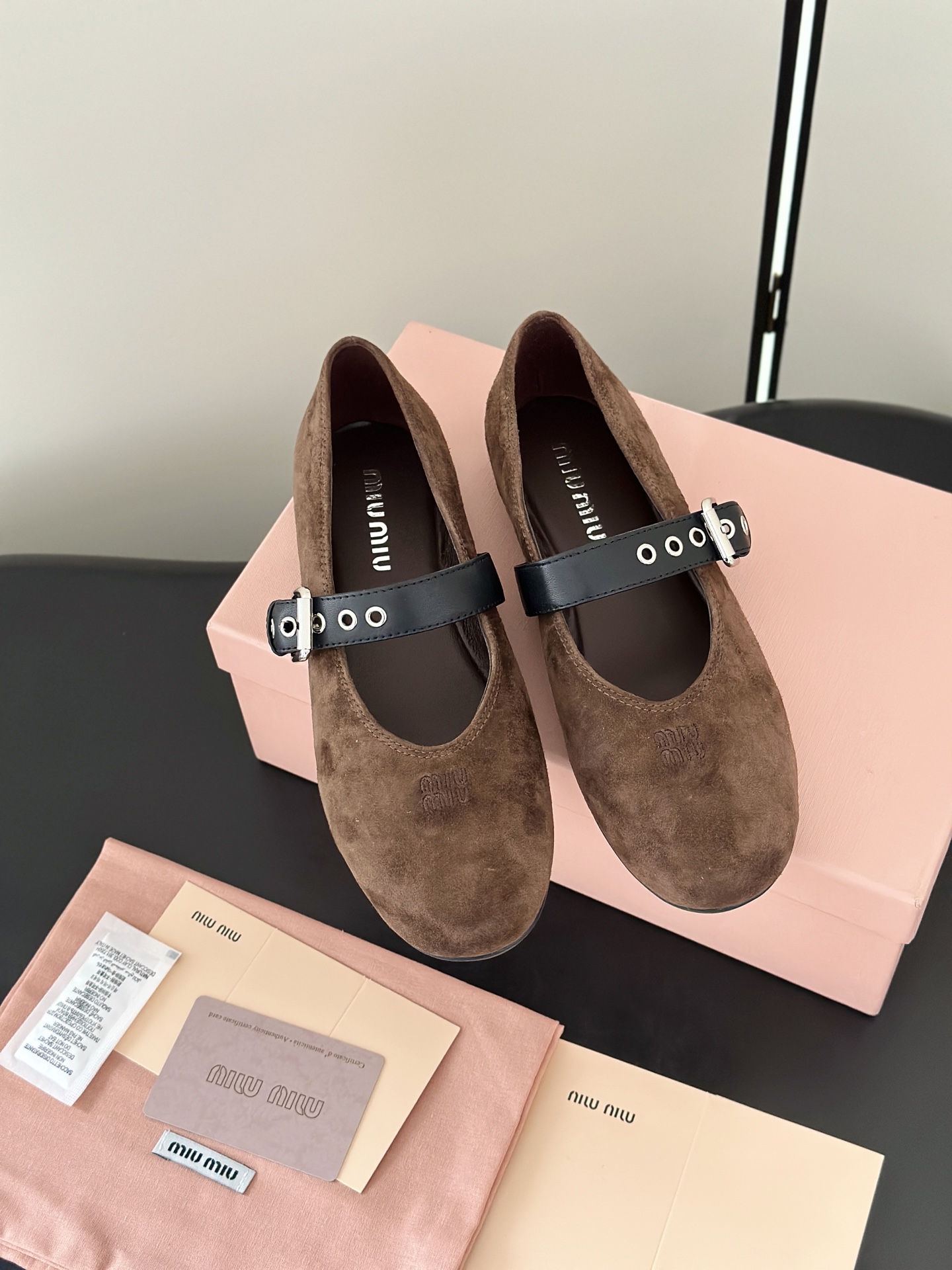 NO:780685,Miumi*26 new early spring suede Mary Jane shoes are soft and delicate, super comfortable to the touch!  Black one-line buckle + metal eyelets, retro and fashionable, shallow round toe design, easy to control for daily commuting or leisure. The flat bottom is super easy to walk, and it is not tiring to wear for a long time. The yellow suede color is super eye-catching, and it goes well with skirts or jeans. It can easily create French elegance or retro style. The upper is made of original imported suede, lining sheepskin, and original open-molded rubber sole. Size35-40 (customized at 40.41), Mary Jane, miumiu, mary  jane,skirts,jeans,sheepskin,chamois leather19860909Miumi*26早春新品麂皮玛丽珍单鞋 柔软细腻,触感超舒适！黑色一字扣带+金属孔眼,复古又时髦,浅口圆头设计,日常通勤或休闲都能轻松驾驭.平底超好走,长时间穿也不累,黄色麂皮配色超亮眼,搭裙装或牛仔裤都很出彩,轻松打造法式优雅or复古风 鞋面采用原版进口麂皮,内里羊皮,原版开模橡胶底 Size35-40（40.41订做）,玛丽珍,miumiu,mary jane,skirts,jeans,sheepskin,chamois leather,Women's Shoes