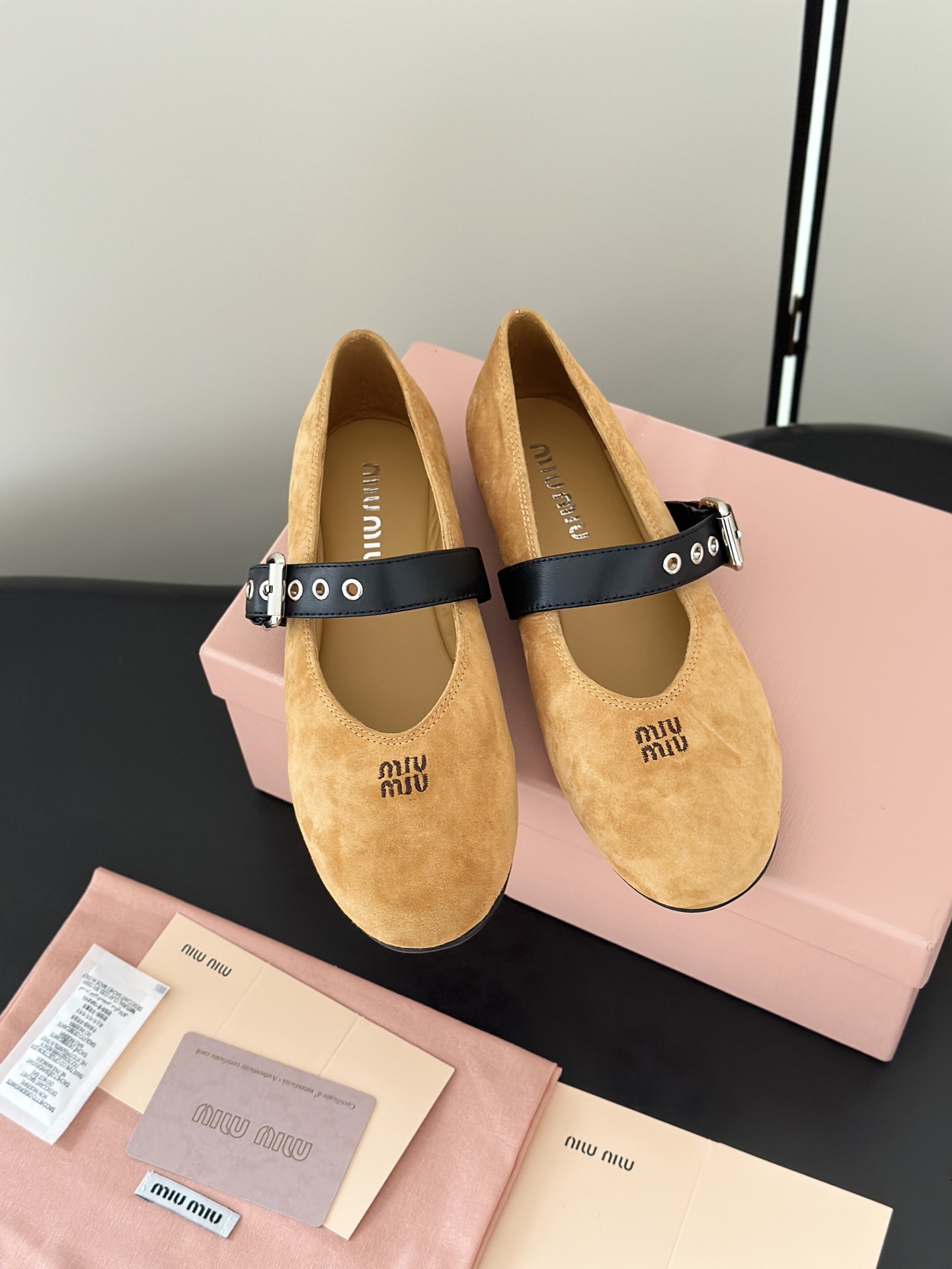 NO:780693,Miumi*26 new early spring suede Mary Jane shoes are soft and delicate, super comfortable to the touch!  Black one-line buckle + metal eyelets, retro and fashionable, shallow round toe design, easy to control for daily commuting or leisure. The flat bottom is super easy to walk, and it is not tiring to wear for a long time. The yellow suede color is super eye-catching, and it goes well with skirts or jeans. It can easily create French elegance or retro style. The upper is made of original imported suede, lining sheepskin, and original open-molded rubber sole. Size35-40 (customized at 40.41), Mary Jane, miumiu, mary  jane,skirts,jeans,sheepskin,chamois leather19860909Miumi*26早春新品麂皮玛丽珍单鞋 柔软细腻,触感超舒适！黑色一字扣带+金属孔眼,复古又时髦,浅口圆头设计,日常通勤或休闲都能轻松驾驭.平底超好走,长时间穿也不累,黄色麂皮配色超亮眼,搭裙装或牛仔裤都很出彩,轻松打造法式优雅or复古风 鞋面采用原版进口麂皮,内里羊皮,原版开模橡胶底 Size35-40（40.41订做）,玛丽珍,miumiu,mary jane,skirts,jeans,sheepskin,chamois leather,Women's Shoes