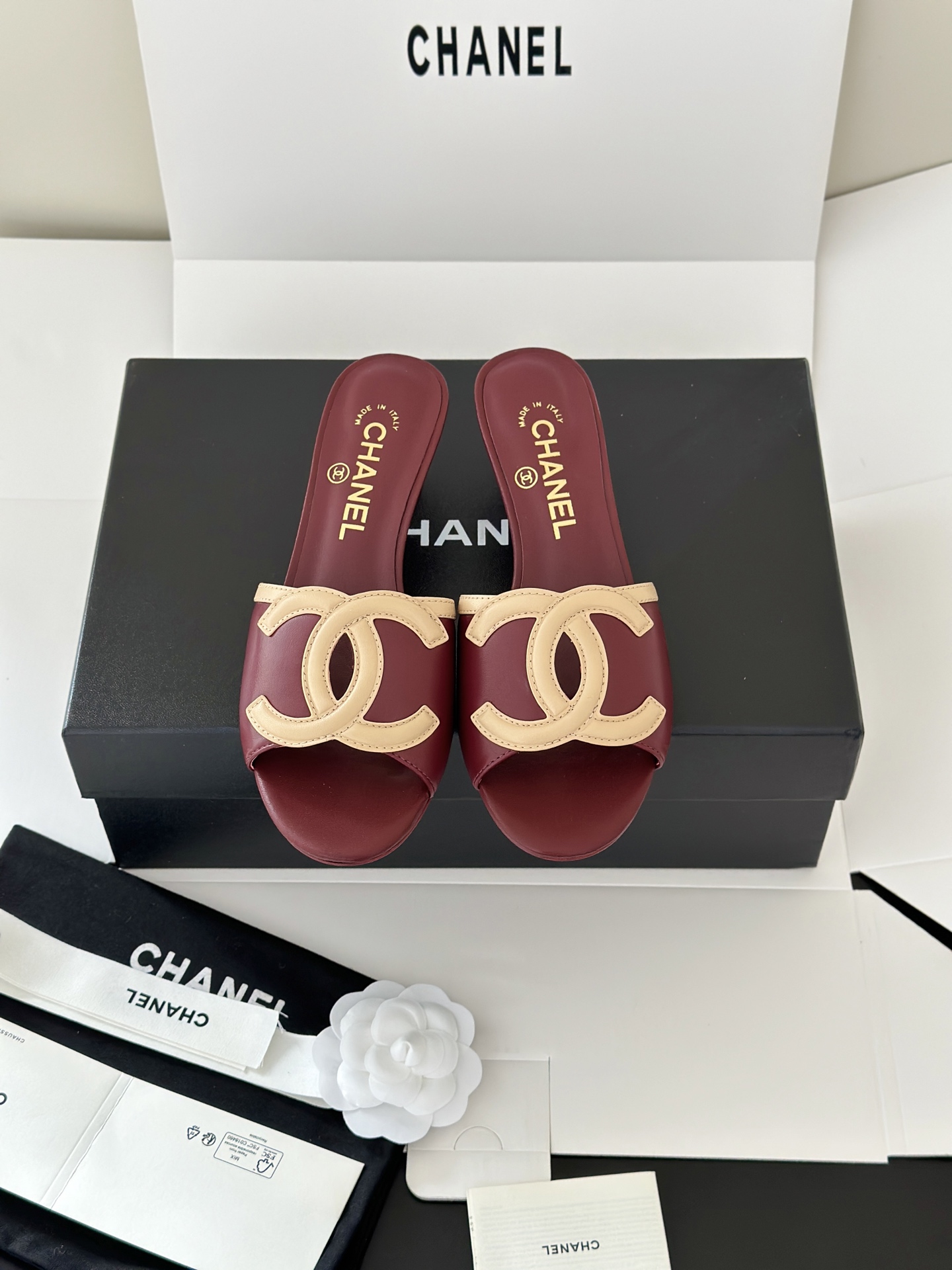 NO:780692,Chane*26 new large double C hollow kitten heel sandals and flat slippers. The upper is decorated with the large double C logo, which is Xiaoxiang's classic design symbol. It has both a sense of sophistication and brand recognition. It is a flat-soled flip-flop with an open toe + mule shoe type. The design is simple and comfortable. The flat-soled structure is suitable for daily casual scenes. The shape of the strap can also modify the shape of the foot. The upper is made of imported sheepskin, the lining is sheepskin, and the Italian genuine leather outsole  Size: 35-39 (34.40.41 custom-made, non-refundable), slippers, chanel, slippers, sheepskin, Leather soles19860909Chane*26新款大双C镂空小猫跟凉拖鞋蜜儿一字带平底拖鞋 鞋面装饰大双c标志,是小香的经典设计符号,兼具精致感与品牌辨识度.为平底一字拖,露趾+穆勒鞋型的设计简约舒适,平底结构适配日常休闲场景,一字带的造型也能修饰脚型. 鞋面采用进口羊皮,内里垫脚羊皮,意大利真皮大底 Size:35-39（34.40.41 定做不退换）,拖鞋,chanel,slippers,sheepskin,Leather soles,Women's Shoes