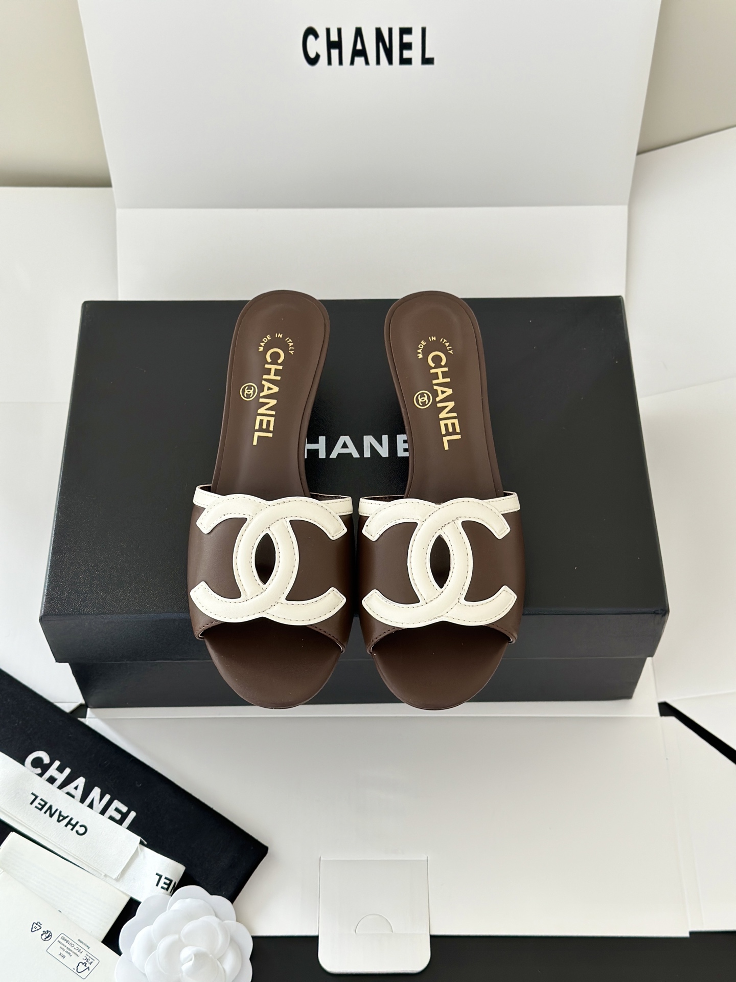NO:780700,Chane*26 new large double C hollow kitten heel sandals and flat slippers. The upper is decorated with the large double C logo, which is Xiaoxiang's classic design symbol. It has both a sense of sophistication and brand recognition. It is a flat-soled flip-flop with an open toe + mule shoe type. The design is simple and comfortable. The flat-soled structure is suitable for daily casual scenes. The shape of the strap can also modify the shape of the foot. The upper is made of imported sheepskin, the lining is sheepskin, and the Italian genuine leather outsole  Size: 35-39 (34.40.41. Customized, non-refundable), slippers, chanel, slippers, sheepskin, Leather soles19860909Chane*26新款大双C镂空小猫跟凉拖鞋蜜儿一字带平底拖鞋 鞋面装饰大双c标志,是小香的经典设计符号,兼具精致感与品牌辨识度.为平底一字拖,露趾+穆勒鞋型的设计简约舒适,平底结构适配日常休闲场景,一字带的造型也能修饰脚型. 鞋面采用进口羊皮,内里垫脚羊皮,意大利真皮大底 Size:35-39（34.40.41.定做不退换）,拖鞋,chanel,slippers,sheepskin,Leather soles,Women's Shoes