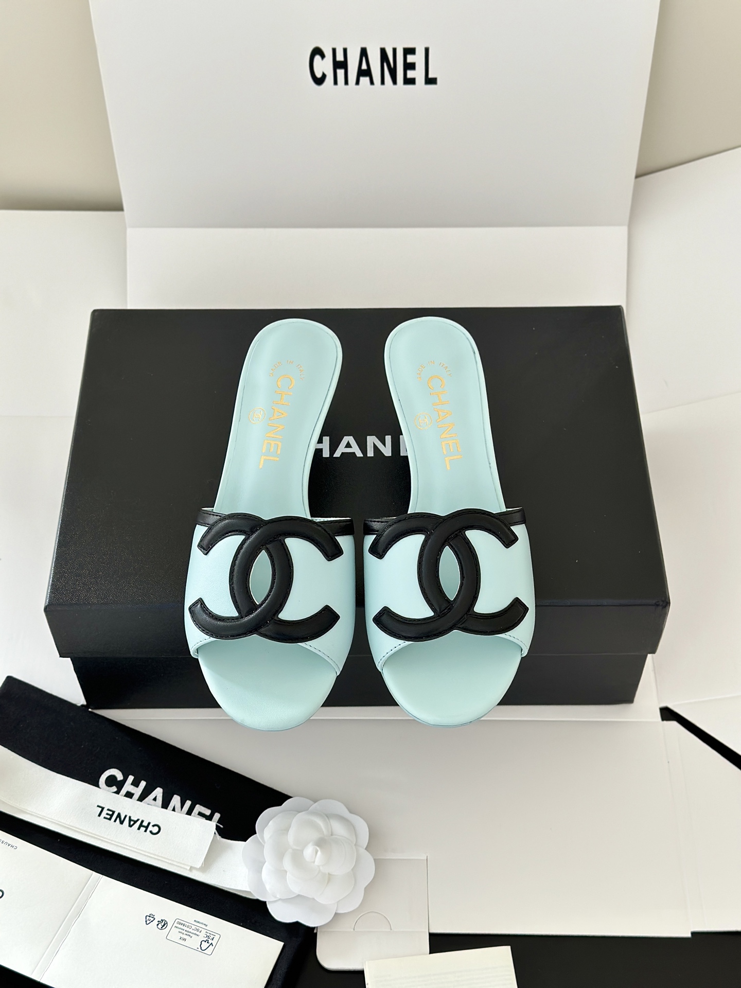 NO:780708,Chane*26 new large double C hollow kitten heel sandals and flat slippers. The upper is decorated with the large double C logo, which is Xiaoxiang's classic design symbol. It has both a sense of sophistication and brand recognition. It is a flat-soled flip-flop with an open toe + mule shoe type. The design is simple and comfortable. The flat-soled structure is suitable for daily casual scenes. The shape of the strap can also modify the shape of the foot. The upper is made of imported sheepskin, the lining is sheepskin, and the Italian genuine leather outsole  Size: 35-39 (34.40.41 custom-made, non-refundable), slippers, chanel, slippers, sheepskin, Leather soles19860909Chane*26新款大双C镂空小猫跟凉拖鞋蜜儿一字带平底拖鞋 鞋面装饰大双c标志,是小香的经典设计符号,兼具精致感与品牌辨识度.为平底一字拖,露趾+穆勒鞋型的设计简约舒适,平底结构适配日常休闲场景,一字带的造型也能修饰脚型. 鞋面采用进口羊皮,内里垫脚羊皮,意大利真皮大底 Size:35-39（34.40.41定做不退换）,拖鞋,chanel,slippers,sheepskin,Leather soles,Women's Shoes