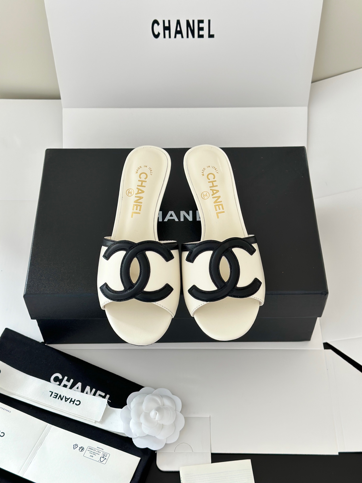 NO:780715,Chane*26 new large double C hollow kitten heel sandals and flat slippers. The upper is decorated with the large double C logo, which is Xiaoxiang's classic design symbol. It has both a sense of sophistication and brand recognition. It is a flat-soled flip-flop with an open toe + mule shoe type. The design is simple and comfortable. The flat-soled structure is suitable for daily casual scenes. The shape of the strap can also modify the shape of the foot. The upper is made of imported sheepskin, the lining is sheepskin, and the Italian genuine leather outsole  Size: 35-39 (34.40.41. Customized, non-refundable), slippers, chanel, slippers, sheepskin, Leather soles19860909Chane*26新款大双C镂空小猫跟凉拖鞋蜜儿一字带平底拖鞋 鞋面装饰大双c标志,是小香的经典设计符号,兼具精致感与品牌辨识度.为平底一字拖,露趾+穆勒鞋型的设计简约舒适,平底结构适配日常休闲场景,一字带的造型也能修饰脚型. 鞋面采用进口羊皮,内里垫脚羊皮,意大利真皮大底 Size:35-39（34.40.41.定做不退换）,拖鞋,chanel,slippers,sheepskin,Leather soles,Women's Shoes