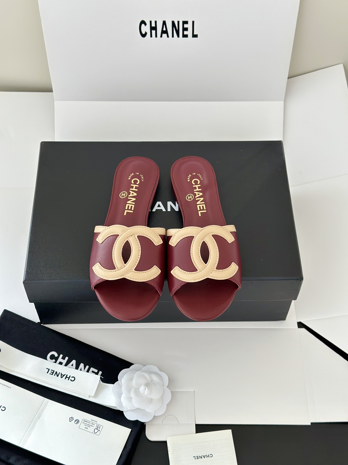 NO:780722,Chane*26 new large double C hollow kitten heel sandals and flat slippers. The upper is decorated with the large double C logo, which is Xiaoxiang's classic design symbol. It has both a sense of sophistication and brand recognition. It is a flat-soled flip-flop with an open toe + mule shoe type. The design is simple and comfortable. The flat-soled structure is suitable for daily casual scenes. The shape of the strap can also modify the shape of the foot. The upper is made of imported sheepskin, the lining is sheepskin, and the Italian genuine leather outsole  Size: 35-39 (34.40.41 custom-made, non-refundable), slippers, chanel, slippers, sheepskin, Leather soles19860909Chane*26新款大双C镂空小猫跟凉拖鞋蜜儿一字带平底拖鞋 鞋面装饰大双c标志,是小香的经典设计符号,兼具精致感与品牌辨识度.为平底一字拖,露趾+穆勒鞋型的设计简约舒适,平底结构适配日常休闲场景,一字带的造型也能修饰脚型. 鞋面采用进口羊皮,内里垫脚羊皮,意大利真皮大底 Size:35-39（34.40.41定做不退换）,拖鞋,chanel,slippers,sheepskin,Leather soles,Women's Shoes