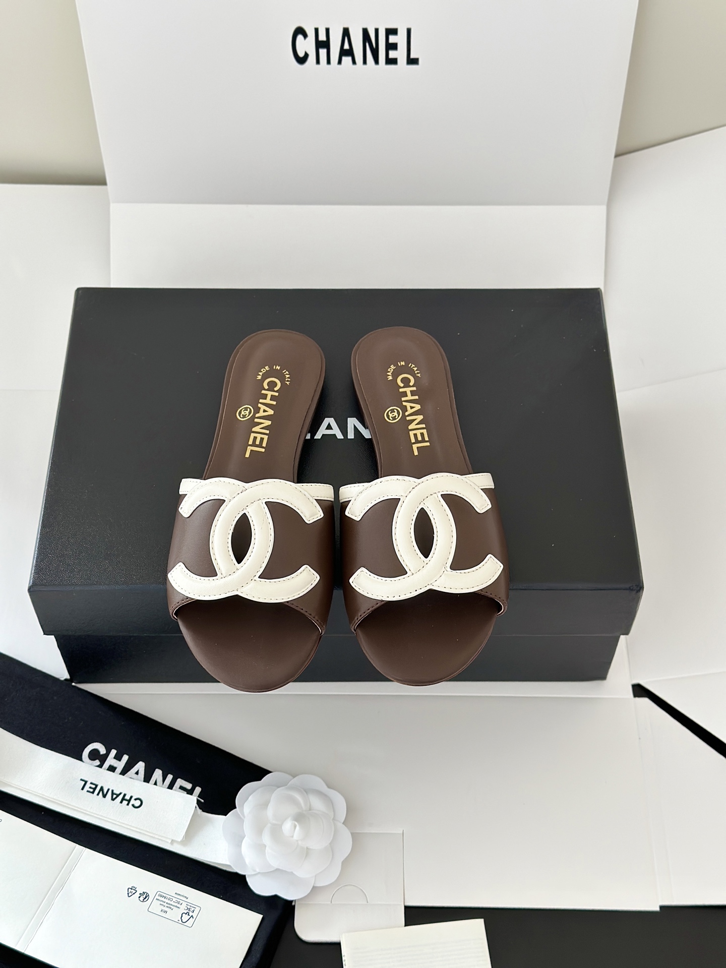 NO:780729,Chane*26 new large double C hollow kitten heel sandals and flat slippers. The upper is decorated with the large double C logo, which is Xiaoxiang's classic design symbol. It has both a sense of sophistication and brand recognition. It is a flat-soled flip-flop with an open toe + mule shoe type. The design is simple and comfortable. The flat-soled structure is suitable for daily casual scenes. The shape of the strap can also modify the shape of the foot. The upper is made of imported sheepskin, the lining is sheepskin, and the Italian genuine leather outsole  Size: 35-39 (34.40.41 custom-made, non-refundable), slippers, chanel, slippers, sheepskin, Leather soles19860909Chane*26新款大双C镂空小猫跟凉拖鞋蜜儿一字带平底拖鞋 鞋面装饰大双c标志,是小香的经典设计符号,兼具精致感与品牌辨识度.为平底一字拖,露趾+穆勒鞋型的设计简约舒适,平底结构适配日常休闲场景,一字带的造型也能修饰脚型. 鞋面采用进口羊皮,内里垫脚羊皮,意大利真皮大底 Size:35-39（34.40.41定做不退换）,拖鞋,chanel,slippers,sheepskin,Leather soles,Women's Shoes
