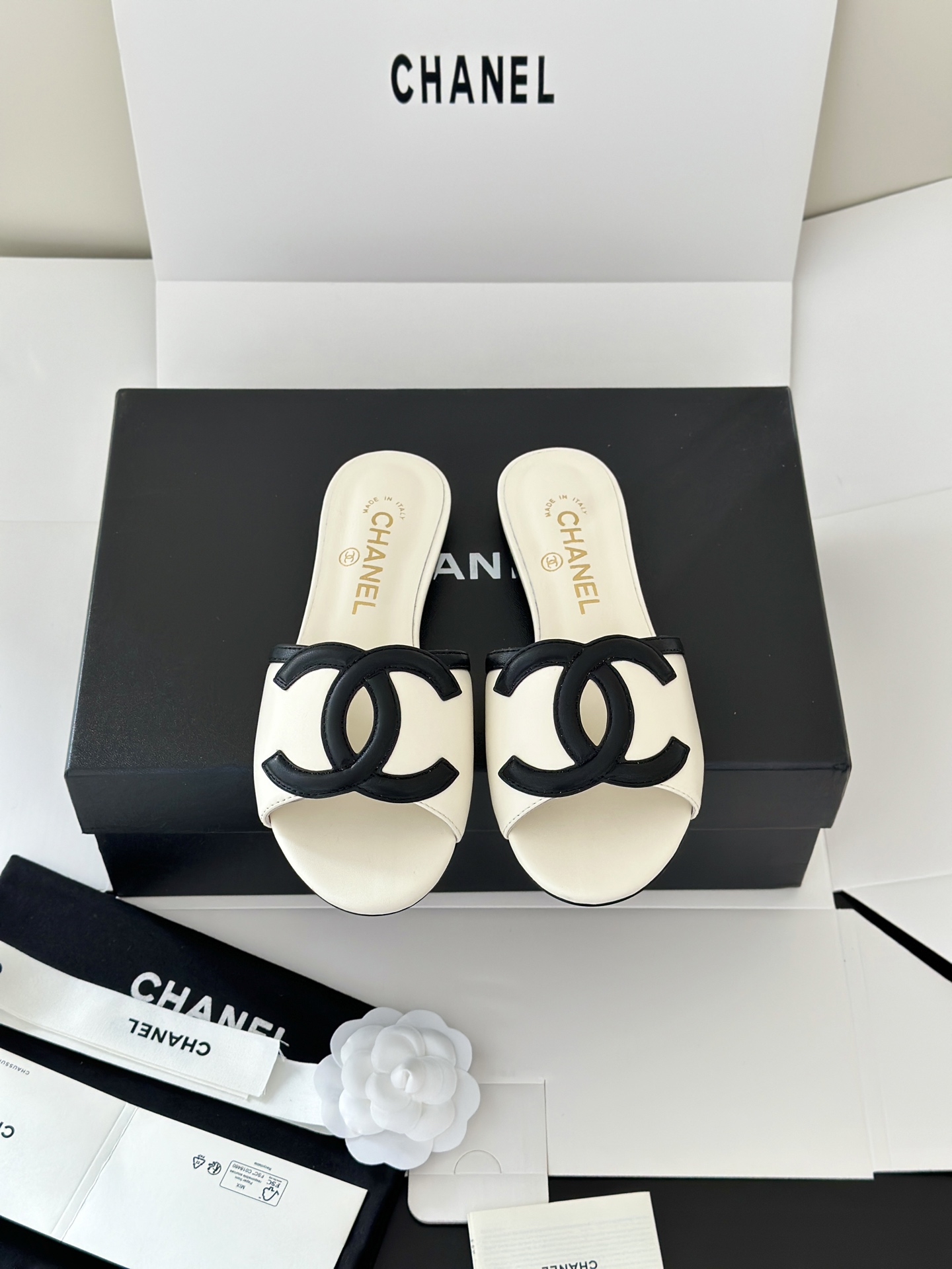 NO:780736,Chane*26 new large double C hollow kitten heel sandals and flat slippers. The upper is decorated with the large double C logo, which is Xiaoxiang's classic design symbol. It has both a sense of sophistication and brand recognition. It is a flat-soled flip-flop with an open toe + mule shoe type. The design is simple and comfortable. The flat-soled structure is suitable for daily casual scenes. The shape of the strap can also modify the shape of the foot. The upper is made of imported sheepskin, the lining is sheepskin, and the Italian genuine leather outsole  Size: 35-39 (34.40.41 custom-made, non-refundable), slippers, chanel, slippers, sheepskin, Leather soles19860909Chane*26新款大双C镂空小猫跟凉拖鞋蜜儿一字带平底拖鞋 鞋面装饰大双c标志,是小香的经典设计符号,兼具精致感与品牌辨识度.为平底一字拖,露趾+穆勒鞋型的设计简约舒适,平底结构适配日常休闲场景,一字带的造型也能修饰脚型. 鞋面采用进口羊皮,内里垫脚羊皮,意大利真皮大底 Size:35-39（34.40.41定做不退换）,拖鞋,chanel,slippers,sheepskin,Leather soles,Women's Shoes