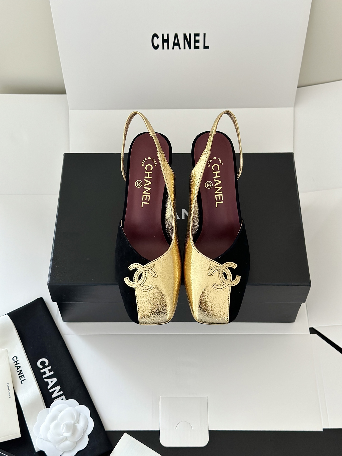 NO:780591,Chane*26S new spring and summer square-toe color-blocked flat-heeled/high-heeled sandals. This pair really has a 'noble feeling' on your feet!  Ace retro style, whoever gets it knows it!  The classic logo runs through the body of the shoe, and the two colors are black and gold contrasting/black and white splicing, which perfectly captures the old money style~ The cracked gold leather has its own shredded luster, and is paired with velvet matte black, which is full of softness and rigidity. The red sole lining engraves the brand DNA into the details. The square toe design modifies the foot shape, the back strap design does not restrict the foot, and the thick heel is just right, walking as stable as a flat shoe, and can be used for daily commuting and dating dinners!  The moment you take it out of the shoe cabinet, you will see it is the most tasteful one in the whole room. You won’t lose anything if you close your eyes!  The upper is made of original imported cowhide/exploded metal leather, sheepskin lining, Italian genuine leather sole, high-heeled flat bottom/8cm airplane box packaging Size: 35-39 (40.41 custom-made and non-refundable), sandals, chanel, sandals, flats, cowhide, sheepskin19860909Chane*26S 春夏新款方头拼色后空平跟/高跟凉鞋 这双真的把「贵气感」焊在脚上了！王牌复古款,谁上脚谁懂的绝！ 经典logo贯穿鞋身,黑金撞色/黑白拼接两种配色,把老钱风拿捏得死死的～ 裂纹金皮自带细碎光泽,搭配丝绒哑光黑,一柔一刚质感拉满,红底内里更是把品牌DNA刻进细节里. 方头设计修饰脚型,后空带设计不勒脚,粗跟高度刚好,走路稳得像平底鞋,日常通勤、约会晚宴都能hold住！ 从鞋柜拿出来的瞬间,就是全场最有品味的那一个,闭眼入不亏！ 鞋面采用原版进口牛皮/爆裂纹金属皮,内里羊皮,意大利真皮底 高跟平底/8cm飞机盒包装 Size:35-39(40.41定做不退换）,凉鞋,chanel,sandals,flats,cowhide,sheepskin,Women's Shoes