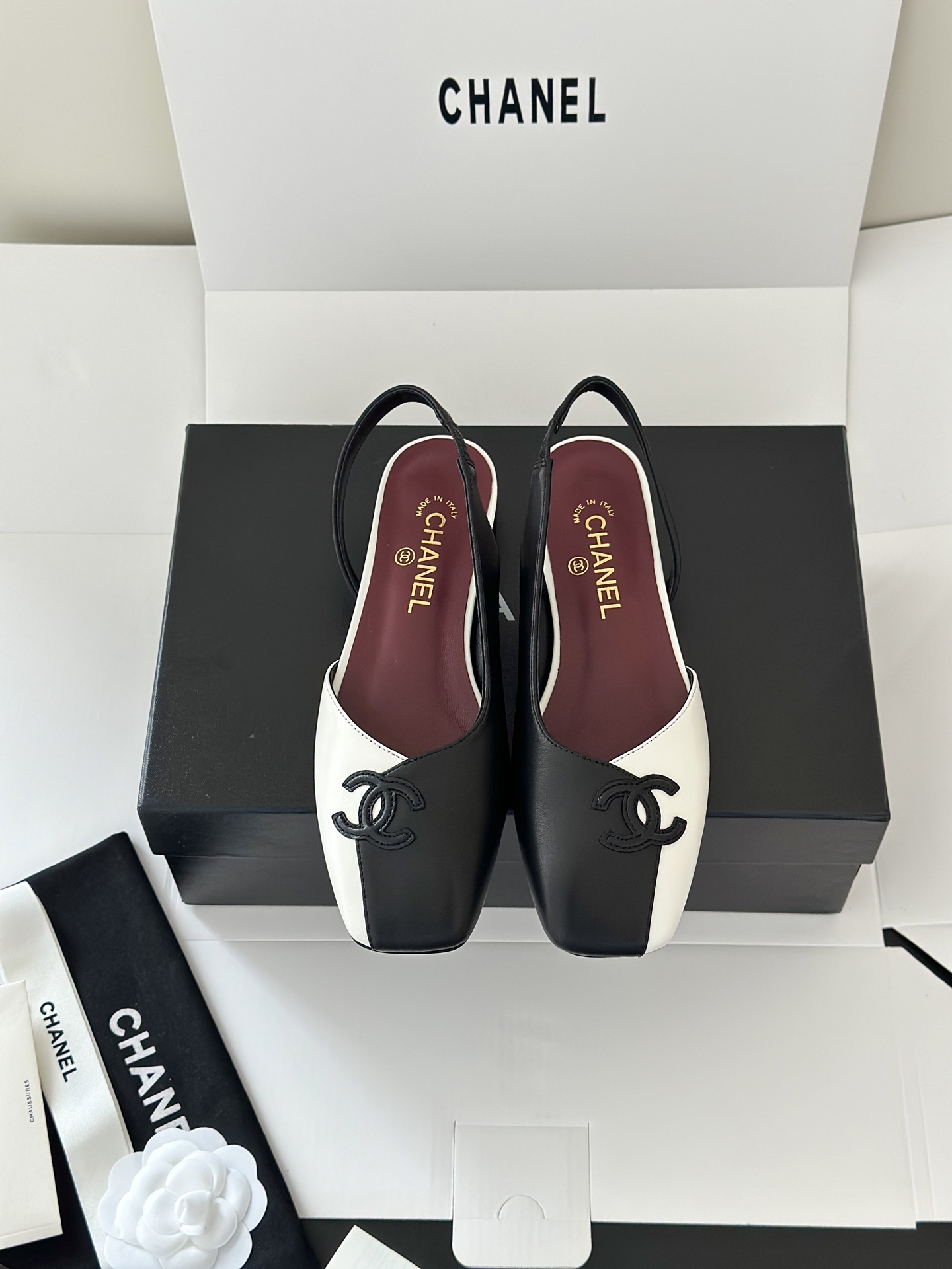 NO:780596,Chane*26S new spring and summer square-toe color-blocked flat-heeled/high-heeled sandals. This pair really has a 'noble feeling' on your feet!  Ace retro style, whoever gets it knows it!  The classic logo runs through the body of the shoe, and the two colors are black and gold contrasting/black and white splicing, which perfectly captures the old money style~ The cracked gold leather has its own shredded luster, and is paired with velvet matte black, which is full of softness and rigidity. The red sole lining engraves the brand DNA into the details. The square toe design modifies the foot shape, the back strap design does not restrict the foot, and the thick heel is just right, walking as stable as a flat shoe, and can be used for daily commuting and dating dinners!  The moment you take it out of the shoe cabinet, you will see it is the most tasteful one in the whole room. You won’t lose anything if you close your eyes!  The upper is made of original imported cowhide/exploded metal leather, sheepskin lining, Italian genuine leather sole, high-heeled flat bottom/8cm airplane box packaging19860909Chane*26S 春夏新款方头拼色后空平跟/高跟凉鞋 这双真的把「贵气感」焊在脚上了！王牌复古款,谁上脚谁懂的绝！ 经典logo贯穿鞋身,黑金撞色/黑白拼接两种配色,把老钱风拿捏得死死的～ 裂纹金皮自带细碎光泽,搭配丝绒哑光黑,一柔一刚质感拉满,红底内里更是把品牌DNA刻进细节里. 方头设计修饰脚型,后空带设计不勒脚,粗跟高度刚好,走路稳得像平底鞋,日常通勤、约会晚宴都能hold住！ 从鞋柜拿出来的瞬间,就是全场最有品味的那一个,闭眼入不亏！ 鞋面采用原版进口牛皮/爆裂纹金属皮,内里羊皮,意大利真皮底 高跟平底/8cm飞机盒包装 Size:35-39(40.41定做不退换,凉鞋,chanel,sandals,flats,cowhide,sheepskin,Women's Shoes