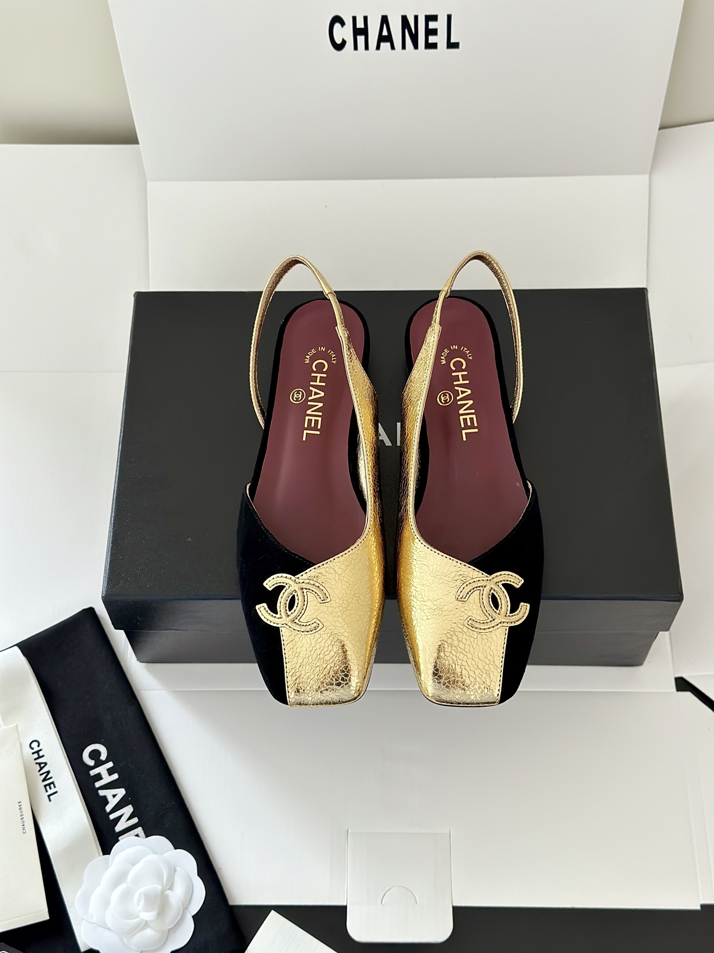 NO:780601,Chane*26S new spring and summer square-toe color-blocked flat-heeled/high-heeled sandals. This pair really has a 'noble feeling' on your feet!  Ace retro style, whoever gets it knows it!  The classic logo runs through the body of the shoe, and the two colors are black and gold contrasting/black and white splicing, which perfectly captures the old money style~ The cracked gold leather has its own shredded luster, and is paired with velvet matte black, which is full of softness and rigidity. The red sole lining engraves the brand DNA into the details. The square toe design modifies the foot shape, the back strap design does not restrict the foot, and the thick heel is just right, walking as stable as a flat shoe, and can be used for daily commuting and dating dinners!  The moment you take it out of the shoe cabinet, you will see it is the most tasteful one in the whole room. You won’t lose anything if you close your eyes!  The upper is made of original imported cowhide/exploded metal leather, sheepskin lining, Italian genuine leather sole, high-heeled flat bottom/8cm airplane box packaging Size: 35-39 (40.41 custom-made and non-refundable), sandals, chanel, sandals, flats, cowhide, sheepskin19860909Chane*26S 春夏新款方头拼色后空平跟/高跟凉鞋 这双真的把「贵气感」焊在脚上了！王牌复古款,谁上脚谁懂的绝！ 经典logo贯穿鞋身,黑金撞色/黑白拼接两种配色,把老钱风拿捏得死死的～ 裂纹金皮自带细碎光泽,搭配丝绒哑光黑,一柔一刚质感拉满,红底内里更是把品牌DNA刻进细节里. 方头设计修饰脚型,后空带设计不勒脚,粗跟高度刚好,走路稳得像平底鞋,日常通勤、约会晚宴都能hold住！ 从鞋柜拿出来的瞬间,就是全场最有品味的那一个,闭眼入不亏！ 鞋面采用原版进口牛皮/爆裂纹金属皮,内里羊皮,意大利真皮底 高跟平底/8cm飞机盒包装 Size:35-39(40.41定做不退换）,凉鞋,chanel,sandals,flats,cowhide,sheepskin,Women's Shoes