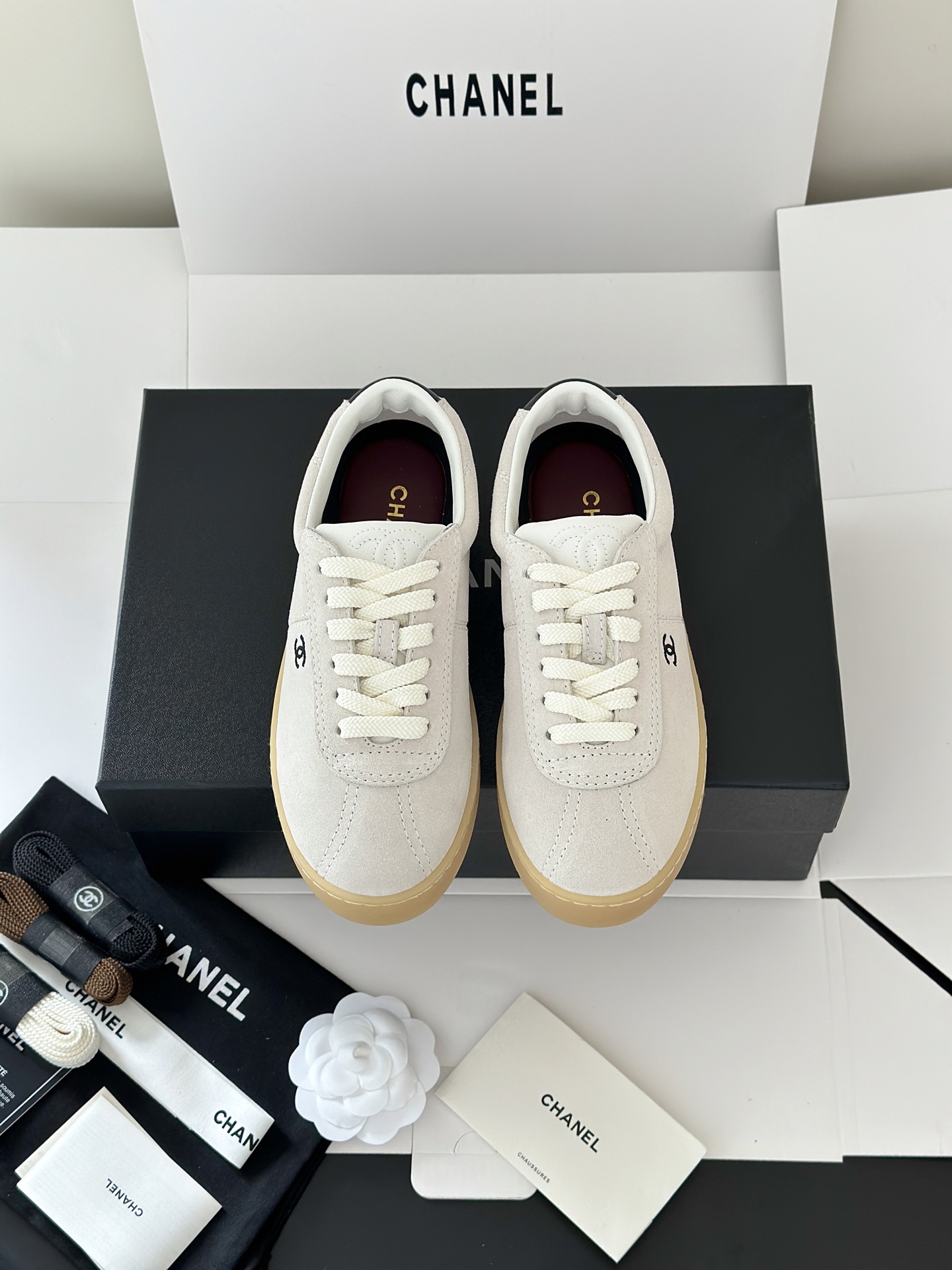 NO:780579,Chane*26 early spring new casual sports Forrest Gump moral training shoes. Simple and very good-looking. The suede looks very high-end. The version is super slim and slimming. It looks so handsome when worn. It directly fills the aura ~ Comfortable and breathable TPU soles are non-slip and comfortable. They are not tiring to wear for a long time and are completely stress-free when going shopping. The upper is made of original imported cow suede leather, the inner lining is breathable and soft sheep leather, and the original open-molded TPU wear-resistant outsole  Size: 35-39 (40.41 customized, non-refundable), casual shoes/sports shoes, chanel, sneakers, sheepskin, chamois leather19860909Chane*26早春新款休闲运动阿甘鞋德训鞋 简简单单的 特别好看 麂皮看起来很高级 版型超正显脚瘦,穿起来帅炸了,气场直接拉满～舒适透气TPU鞋底防滑又舒适,久穿不累、逛街暴走完全无压力. 鞋面采用原版进口牛反绒皮,内里垫脚透气柔软绵羊皮,原版开模TPU耐磨大底 Size:35-39(40.41定做不退换),休闲鞋/运动鞋,chanel,sneakers,sheepskin,chamois leather,Women's Shoes