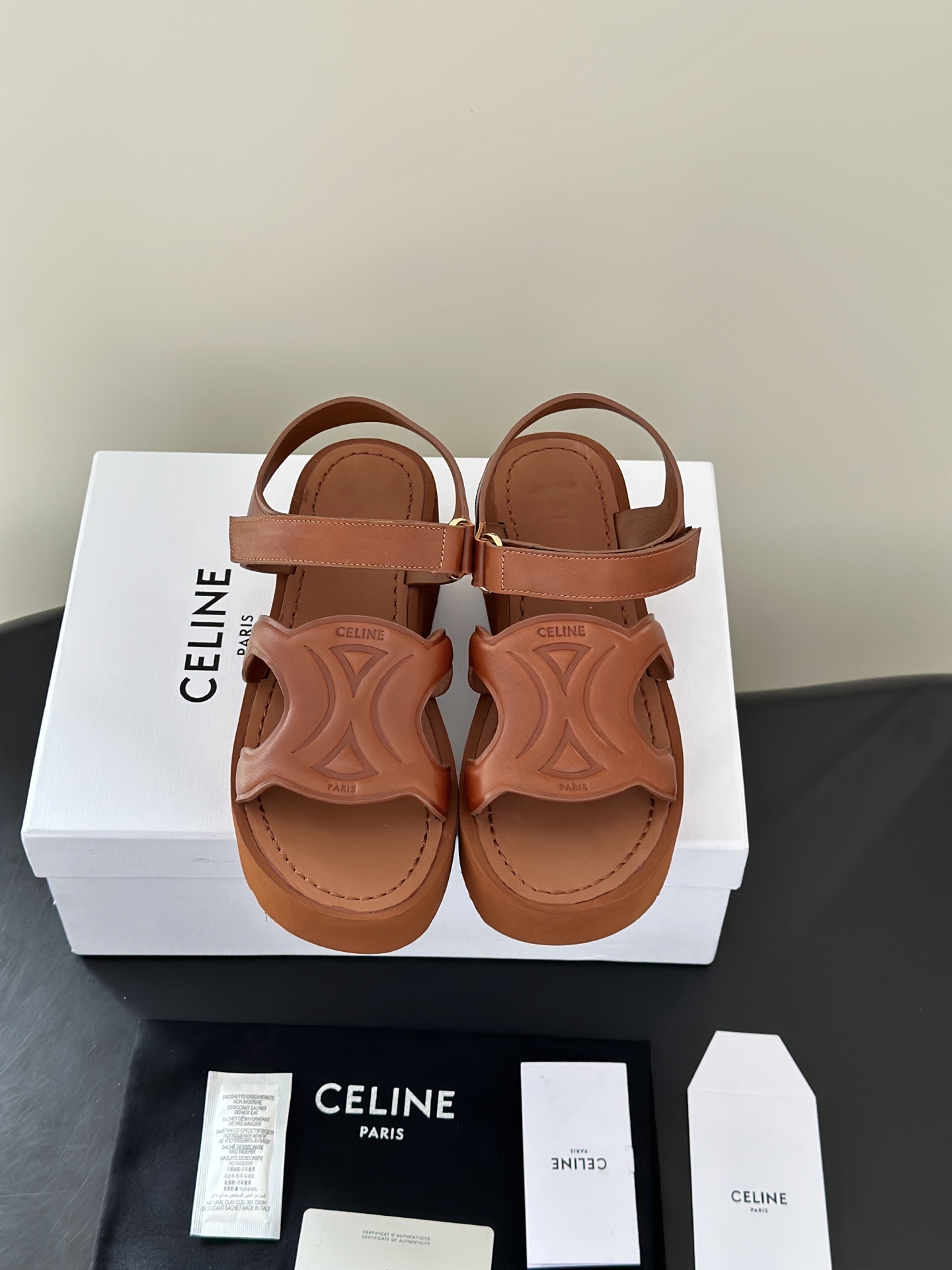 NO:886167,Celin*26 new Velcro Arc de Triomphe thick-soled sandals. This pair of Triomphe thick-soled sandals directly welds retro laziness to the feet. The iconic Arc de Triomphe embossing is matched with old brown tones. The thick soles quietly elongate the proportions, and the soft and comfortable feeling on the feet is unburdened. The Velcro design can be adjusted freely to fit the foot shape without wear, and the comfort is directly extended. The details of the shoe body are processed in place, simple and textured, low-key and high-end.  The upper is made of original waxed cowhide, lining sheepskin, original foam outsole, heel height 6cm, size 35-40 (customized size 40 is not returnable), sandals, celine, sandals, cowhide, sheepskin19860909Celin*26新款魔术贴凯旋门厚底凉鞋 这双Triomphe厚底凉鞋,直接把复古慵懒焊在脚上标志性的凯旋门压花搭配做旧棕调,厚底悄悄拉长比例,上脚软乎乎的脚感舒适无负担,魔术贴设计可自由调节松紧,贴合脚型不磨,舒适感直接拉满.鞋身细节处理到位,简约又有质感,低调中透着高级感. 鞋面采用原版油蜡牛皮,内里羊皮,原版发泡大底 跟高6cm size35-40码（40码定制不退换）,凉鞋,celine,sandals,cowhide,sheepskin,Women's Shoes