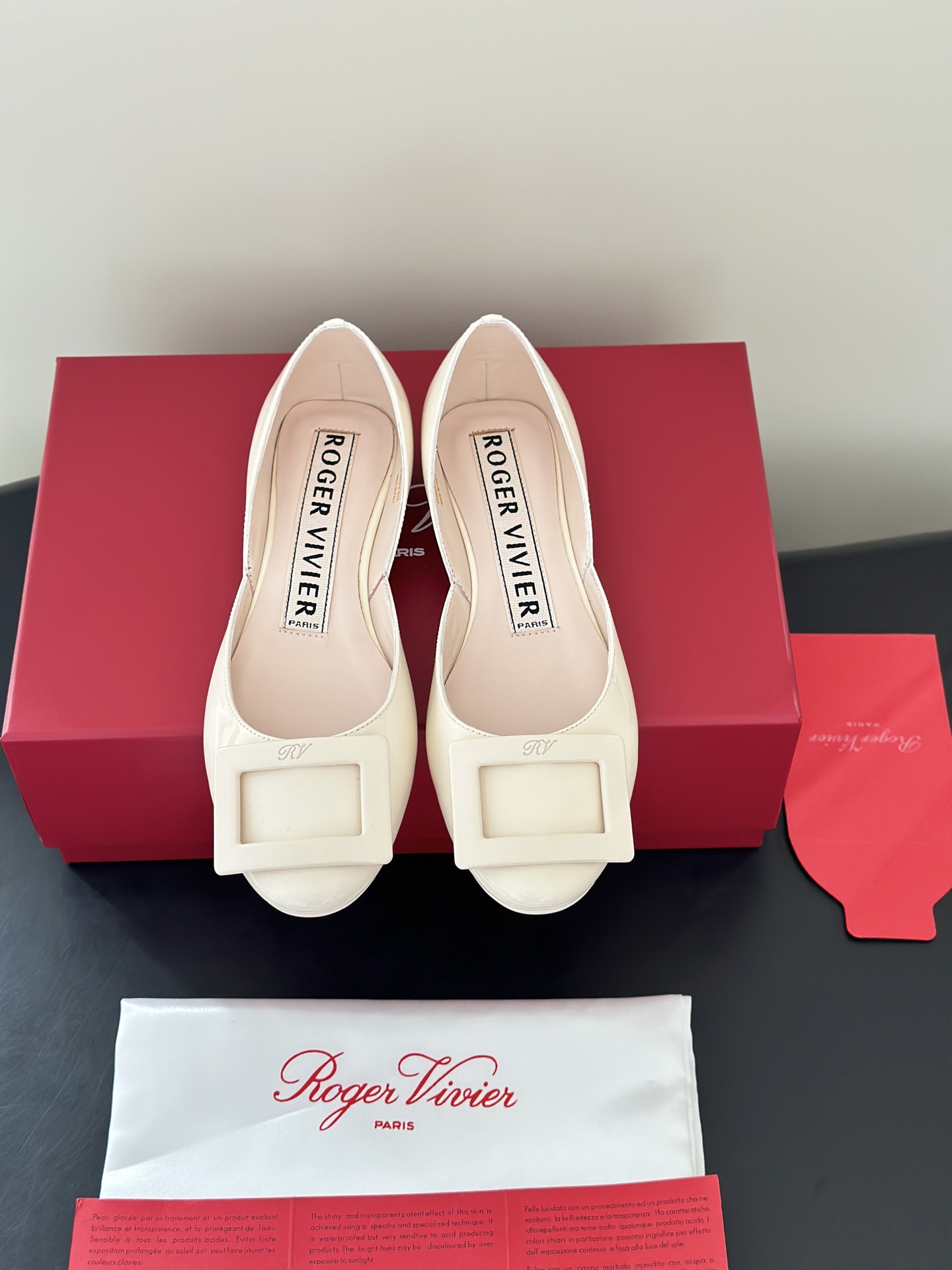 NO:819957,Roger Vivie* RV's new early spring round toe square buckle hollow flat ballet shoes. Square buckle flat shoes put French elegance under your feet. The iconic metal square buckle is an instantly recognizable symbol of refinement. The glossy leather glows with a gentle luster under the light. The round toe cut accommodates the shape of the foot, and the flat bottom design does not make you tired for a long time without deliberately showing off, but it tells your taste in the details. It is not just a pair of shoes, but a gentle connection between you and French life.  The upper is made of imported cow patent leather, lining sheepskin, original rubber outsole, size 35-40 (customized size 40 is non-returnable), single shoes, roger vivor, flats, sheepskin19860909Roger Vivie* RV早春新款圆头方扣中空平底芭蕾舞单鞋 方扣平底鞋把法式优雅踩在脚下,标志性金属方扣,是一眼认出的精致符号,亮面皮革在光下泛着温柔光泽.圆头剪裁包容脚型,平底设计走久不累不用刻意张扬,却在细节里诉说品味,它不只是一双鞋,更是你与法式生活的温柔联结. 鞋面采用进口牛漆皮,内里羊皮,原版橡胶大底 size35-40码（40码定制不退换）,单鞋,roger vivier,flats,sheepskin,Women's Shoes