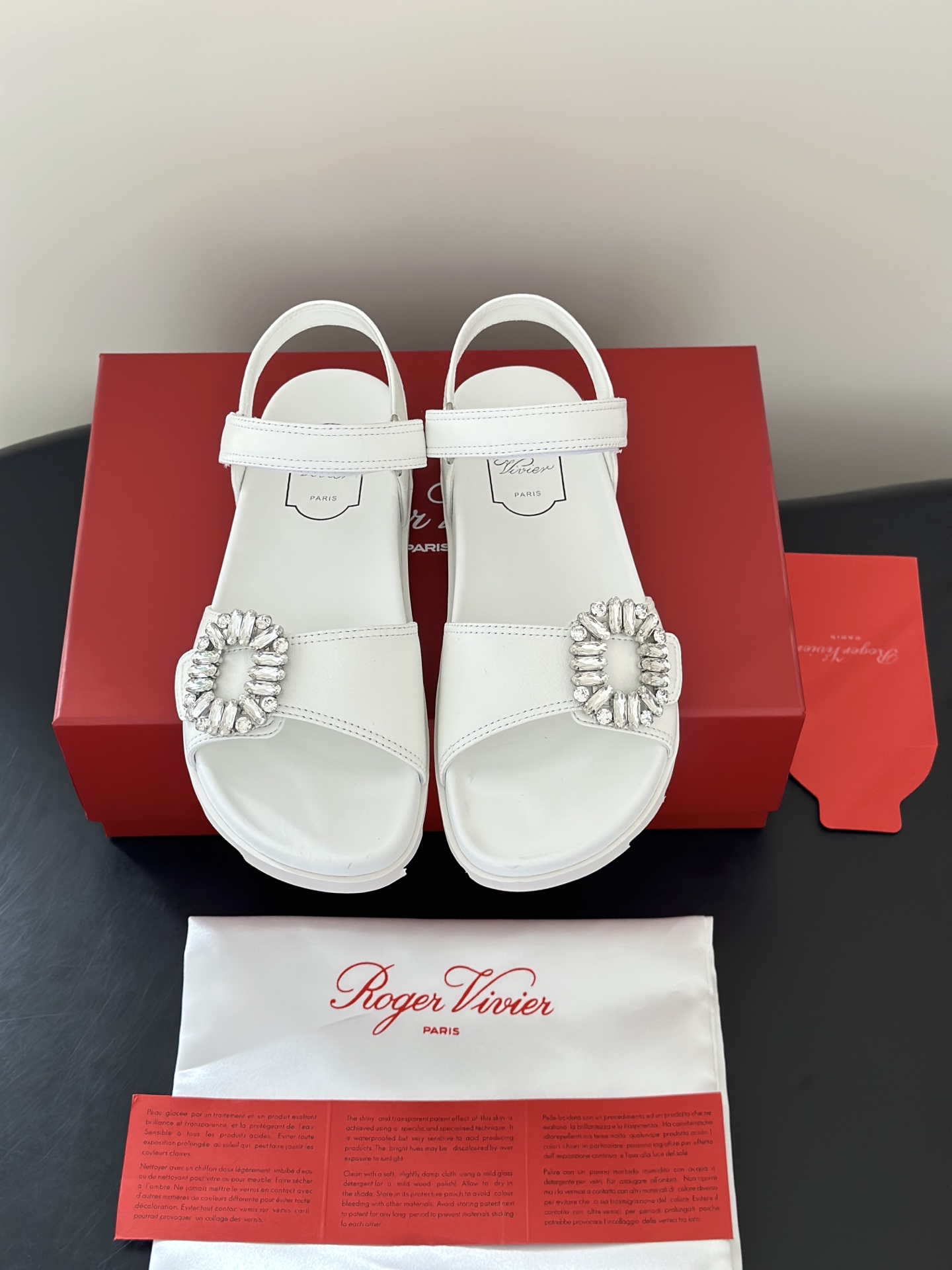 NO:819872,Roger Vivie*RV's new summer diamond buckle Velcro sandals rub the stars into the summer evening breeze, which is an elegant footnote exclusively for summer. The black is calm, the white is clear, and the ring-shaped diamond buckle reflects the fine light in the sun. The soft thick sole makes it feel like stepping on clouds, and the one-line strap design makes the ankle slender and beautiful. Every step is stepped on with French relaxation and sophistication.  The upper is made of original imported sheepskin, lining sheepskin, original rubber outsole, size 35-40 (customized size 40 is non-returnable), sandals, roger vivor, sandals, sheepskin19860909Roger Vivie*RV夏季新款钻扣魔术贴凉鞋 把星光揉进夏日晚风里,是专属于夏天的优雅注脚. 黑的沉静,白的清透,环形钻扣在阳光下折射出细碎的光 软乎乎的厚底,踩上去像踩着云朵,一字带的设计,衬得脚踝纤细又好看.每一步,都踩着法式的松弛与精致. 鞋面采用原版进口羊皮,内里羊皮,原版橡胶大底 size35-40码（40码定制不退换）,凉鞋,roger vivier,sandals,sheepskin,Women's Shoes