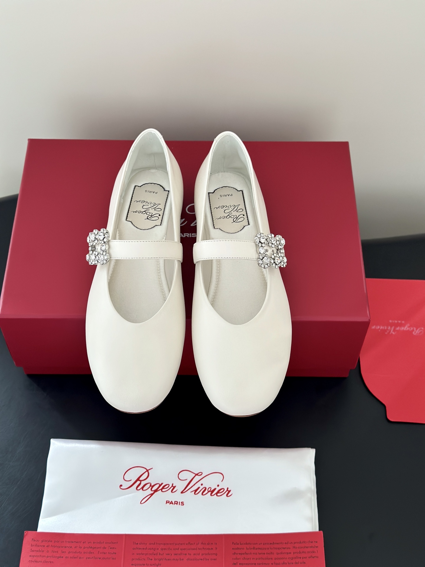 NO:818183,Roger Vivie*RV's new summer Mary Jane flat shoes with rhinestone buckles. Who can resist a pair of Mary Janes with diamonds, which have French romance welded on the shoes. The upper feet are made of soft sheepskin texture, and you walk with tiny starlight. They can be worn with suits for commuting and small skirts for dates. It turns out that elegance and sweetness can really be had at the same time. The upper is made of original imported sheepskin, lining sheepskin, and the original Italian leather outsole  Size: 35-40 (40 orders are not returnable), Mary Jane, roger vivor, mary jane, skirts, business suit, sheepskin, Leather soles19860909Roger Vivie*RV夏季新款水钻扣玛丽珍平底单鞋 谁能拒绝一双带钻的玛丽珍啊,把法式浪漫焊在了鞋上.上脚是软软的羊皮质感,走路都带着细碎的星光,通勤配西装、约会搭小裙子都自带柔光滤镜.原来优雅和甜,真的可以同时拥有. 鞋面采用原版进口羊皮,内里羊皮,原版意大利真皮大底 Size:35-40(40订做不退换),玛丽珍,roger vivier,mary jane,skirts,business suit,sheepskin,Leather soles,Women's Shoes