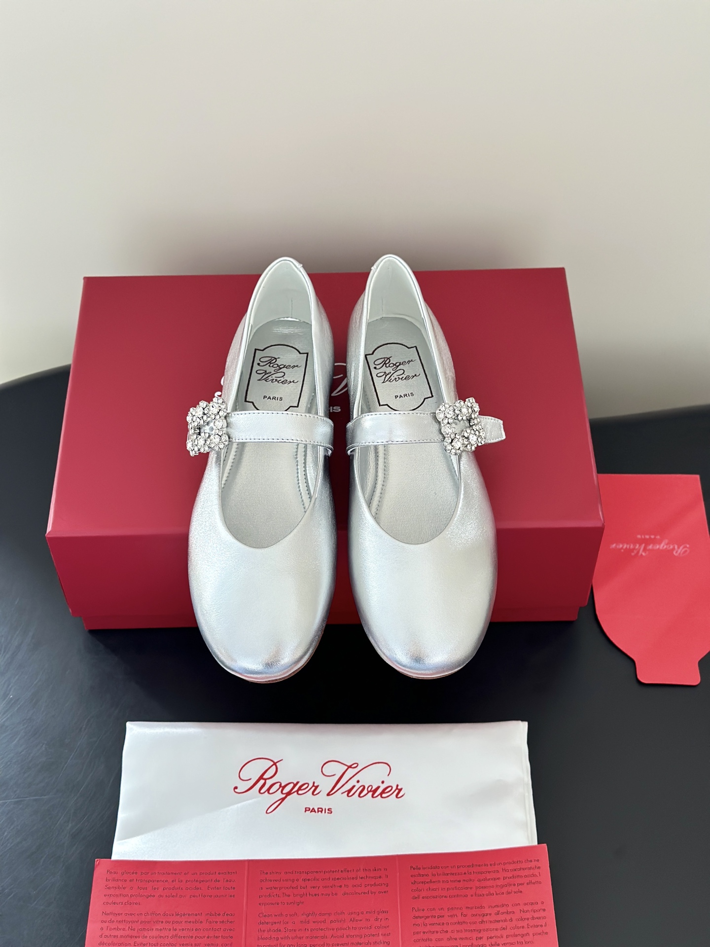 NO:819857,Roger Vivie*RV's new summer Mary Jane flat shoes with rhinestone buckles. Who can resist a pair of Mary Janes with diamonds, which have French romance welded on the shoes. The upper feet are made of soft sheepskin texture, and you walk with tiny starlight. They can be worn with suits for commuting and small skirts for dates. It turns out that elegance and sweetness can really be had at the same time. The upper is made of original imported sheepskin, lining sheepskin, and the original Italian leather outsole  Size: 35-40 (40 orders are not returnable), Mary Jane, roger vivor, mary jane, skirts, business suit, sheepskin, Leather soles19860909Roger Vivie*RV夏季新款水钻扣玛丽珍平底单鞋 谁能拒绝一双带钻的玛丽珍啊,把法式浪漫焊在了鞋上.上脚是软软的羊皮质感,走路都带着细碎的星光,通勤配西装、约会搭小裙子都自带柔光滤镜.原来优雅和甜,真的可以同时拥有. 鞋面采用原版进口羊皮,内里羊皮,原版意大利真皮大底 Size:35-40(40订做不退换),玛丽珍,roger vivier,mary jane,skirts,business suit,sheepskin,Leather soles,Women's Shoes