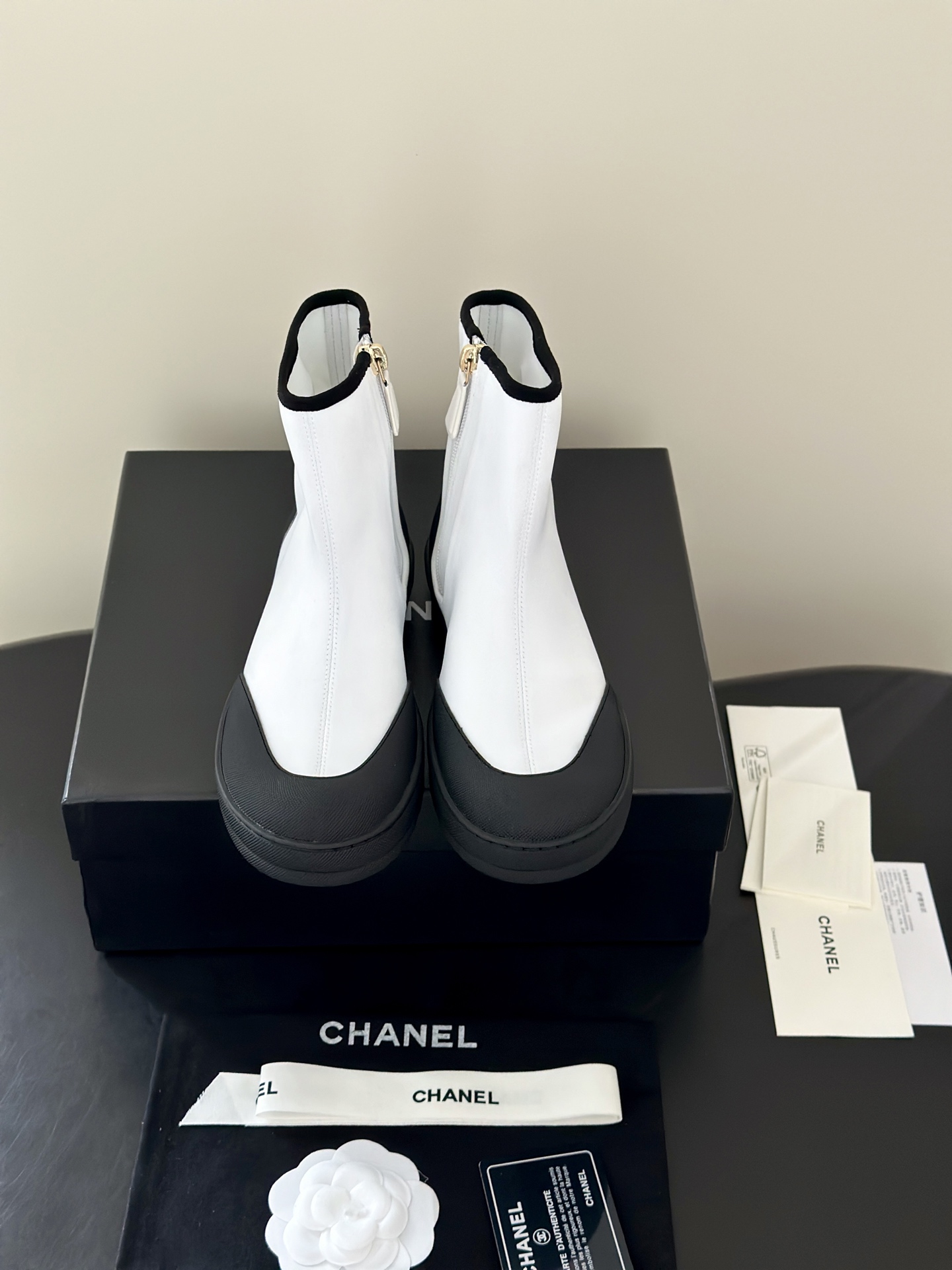 NO:886254,Chane* 2026 New Stretch Lycra Short Boots These elegant and versatile commuting short boots are here!  The design adopts a neat color-blocking version. The contrasting color design of the toe and shoe body is simple and recognizable. The side zipper is matched with the iconic brand logo. The details are full of exquisite texture, low-key and eye-catching. The classic double C logo is self-recognizable, and the elastic fabric fits the foot like a second skin.  It is not tight but also hides the flesh. The thick-soled toe has a rounded and dull feeling. It is as stable as walking on clouds and gently lengthens the leg line. Even a small person can wear it to have straight and straight cartoon legs. It is not out of style from early autumn to the beginning of spring. You don’t have to worry about matching it when you go out every day. Put it on and you will have an effortless sense of fashion. Lazy sisters close their eyes and rush!  The upper is made of original elastic Lycra, the inner elastic Lycra, the original TPU outsole, sizes 35-41 (customized sizes 40 and 41 are not returnable), boots, chanel, boots19860909Chane* 2026新款弹力莱卡短靴 自带优雅气质的通勤百搭短靴来啦！设计上采用利落的拼色版型,鞋头与鞋身的撞色设计简约又自带辨识度,侧边拉链搭配标志性的品牌标识,细节处尽显精致质感,低调又耐看.经典双C标自带辨识度,弹力面料像第二层皮肤一样贴合脚型,不勒不挤还藏肉,厚底鞋头自带圆润钝感,走路稳到像踩云朵,悄悄拉长腿线,小个子也能穿出直溜溜漫画腿.从早秋穿到开春都不违和,日常出门不用费心搭配,套上就是毫不费力的时髦感,懒人姐妹闭眼冲！ 鞋面采用原版弹力莱卡,内里弹力莱卡,原版TPU大底 size35-41码（40、41码定制不退换）,靴子,chanel,boots,Women's Shoes