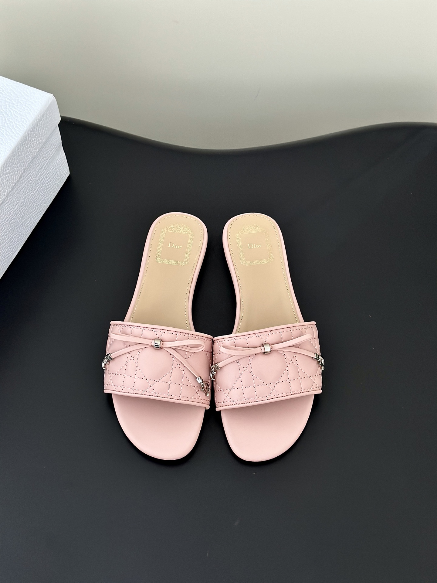 NO:886293,Flat thick heel P Dio*26ss early spring new electric embroidered diamond cannage pattern bow high-heeled sandals. The texture of the classic cannage pattern, with a small D-shaped buckle, welds the French style to the feet. The low heel just supports the aura, and walking is as stable as stepping on clouds. It can be worn with jeans and dresses with their own noble filters. It is a 'lazy person's exquisite' artifact that can be worn from morning to night in summer.  The upper is made of original customized diamond sheepskin, lining sheepskin, Italian genuine leather outsole, heel height 4cm, size 35-42 (customized sizes 40, 41, 42 are not returnable), slippers, dior, slippers, skirts, jeans, sheepskin, Leather soles19860909平底粗跟P Dio*26ss早春新款电绣菱格藤格纹蝴蝶结高跟凉拖鞋 经典藤格纹的肌理感,搭配小巧的D字饰扣,把法式慵懒焊在脚上. 低跟刚好撑起气场,走路稳得像踩在云朵上,配牛仔裤、连衣裙都自带贵气滤镜,是夏天能从早穿到晚的「懒人精致」神器 鞋面采用原版定制菱格羊皮,内里羊皮,意大利真皮大底 跟高4cm size35-42码（40、41、42码定制不退换）,拖鞋,dior,slippers,skirts,jeans,sheepskin,Leather soles,Women's Shoes