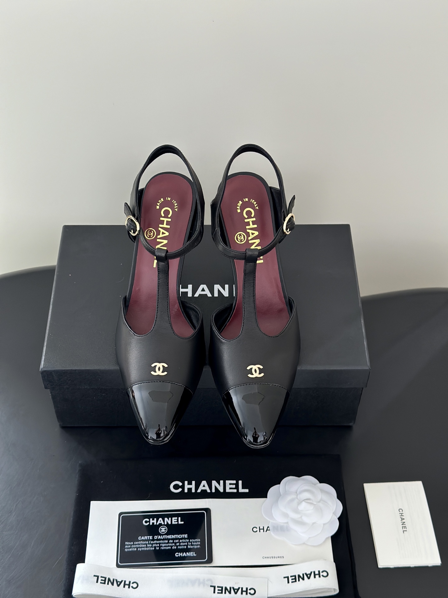 NO:882129,Top quality Chane*26 new pointed toe T-strap Mary Jane high-heeled sandals Help!  These Chanel sandals are here to steal my wallet!  !  Classic T-strap + color-blocked square toe, every pair is in my taste. Classic T-strap design + patent leather square toe, comes with retro movie filter, the double C logo on the toe is low-key yet noble, and the back strap design perfectly modifies the ankle line. Whether it is paired with suit pants or a floral dress, it has a sense of elegance and relaxation~ The upper is made of original imported sheepskin, lining sheepskin, Italian genuine leather sole, and the heel height is 7CM  Size: 35-39 (40.41 custom-made, non-refundable), sandals, chanel, chanel, sandals, mary jane, wallets, skirts, business suit, sheepskin19860909顶级品质 Chane*26新款尖头T带玛丽珍高跟凉鞋 救命！香奈儿这双凉鞋是来抢我钱包的吧！！ 经典T字带+拼色方头,每一双都长在我的审美上 经典的T字带设计+漆皮方头鞋头,自带复古电影滤镜,鞋头的双C小标低调又显贵,后绊带的设计把脚踝线条修饰得超绝,不管是搭配西装裤还是碎花连衣裙,都自带优雅松弛感~ 鞋面采用原版进口羊皮,内里羊皮,意大利真皮底 跟高7CM Size:35-39(40.41定做不退换),凉鞋,chanel,chanel,sandals,mary jane,wallets,skirts,business suit,sheepskin,Women's Shoes