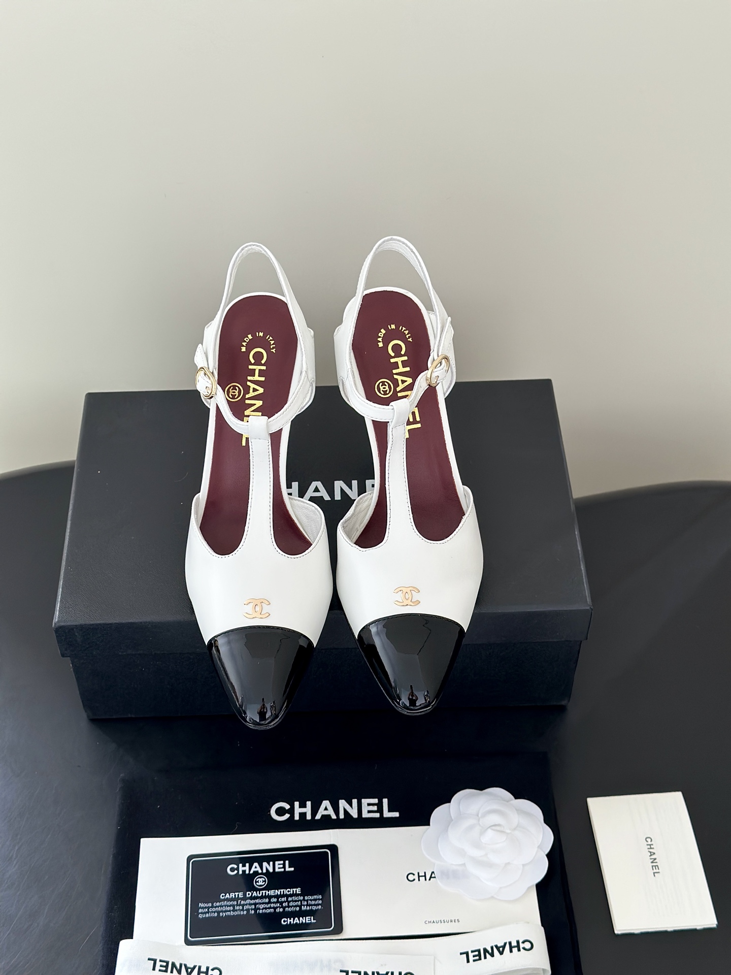 NO:882134,Top quality Chane*26 new pointed toe T-strap Mary Jane high-heeled sandals Help!  These Chanel sandals are here to steal my wallet!  !  Classic T-strap + color-blocked square toe, every pair is in my taste. Classic T-strap design + patent leather square toe, comes with retro movie filter, the double C logo on the toe is low-key yet noble, and the back strap design perfectly modifies the ankle line. Whether it is paired with suit pants or a floral dress, it has a sense of elegance and relaxation~ The upper is made of original imported sheepskin, lining sheepskin, Italian genuine leather sole, and the heel height is 7CM  Size: 35-39 (40.41 custom-made, non-refundable), sandals, chanel, chanel, sandals, mary jane, wallets, skirts, business suit, sheepskin19860909顶级品质 Chane*26新款尖头T带玛丽珍高跟凉鞋 救命！香奈儿这双凉鞋是来抢我钱包的吧！！ 经典T字带+拼色方头,每一双都长在我的审美上 经典的T字带设计+漆皮方头鞋头,自带复古电影滤镜,鞋头的双C小标低调又显贵,后绊带的设计把脚踝线条修饰得超绝,不管是搭配西装裤还是碎花连衣裙,都自带优雅松弛感~ 鞋面采用原版进口羊皮,内里羊皮,意大利真皮底 跟高7CM Size:35-39(40.41定做不退换),凉鞋,chanel,chanel,sandals,mary jane,wallets,skirts,business suit,sheepskin,Women's Shoes