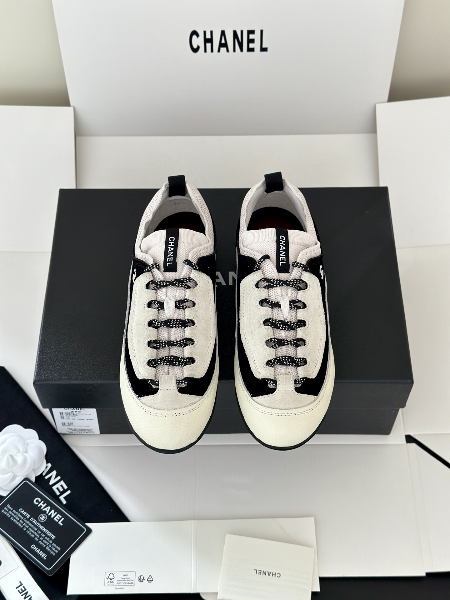 NO:887401,(Packing in airplane box) Chane*26 new early autumn Dexun shoes casual sports shoes, soft fufu 'lazy fat head fish', the color of the panda is my favorite, whether it is black or white, as long as you meet it, it is worth buying ~ It is indeed the best-selling model this season. The upper is made of original imported suede/cowhide, lining sheepskin, original molded TPU outsole. Packed in airplane box Size: 35-40  (40 custom-made, non-refundable), casual shoes/sports shoes, chanel, sneakers, cowhide, sheepskin, chamois leather19860909（飞机盒包装）Chane*26早秋新款德训鞋休闲运动鞋 软软fufu“懒人胖头鱼” 熊猫的配色,深得我心,不管是黑色还是白色,只要遇见了都是可以值得入手的～属实是这一季最热销的款了 鞋面采用原版进口麂皮/牛皮,内里绵羊皮,原版开模TPU大底 飞机盒包装 Size:35-40 (40定做不退换),休闲鞋/运动鞋,chanel,sneakers,cowhide,sheepskin,chamois leather,Women's Shoes