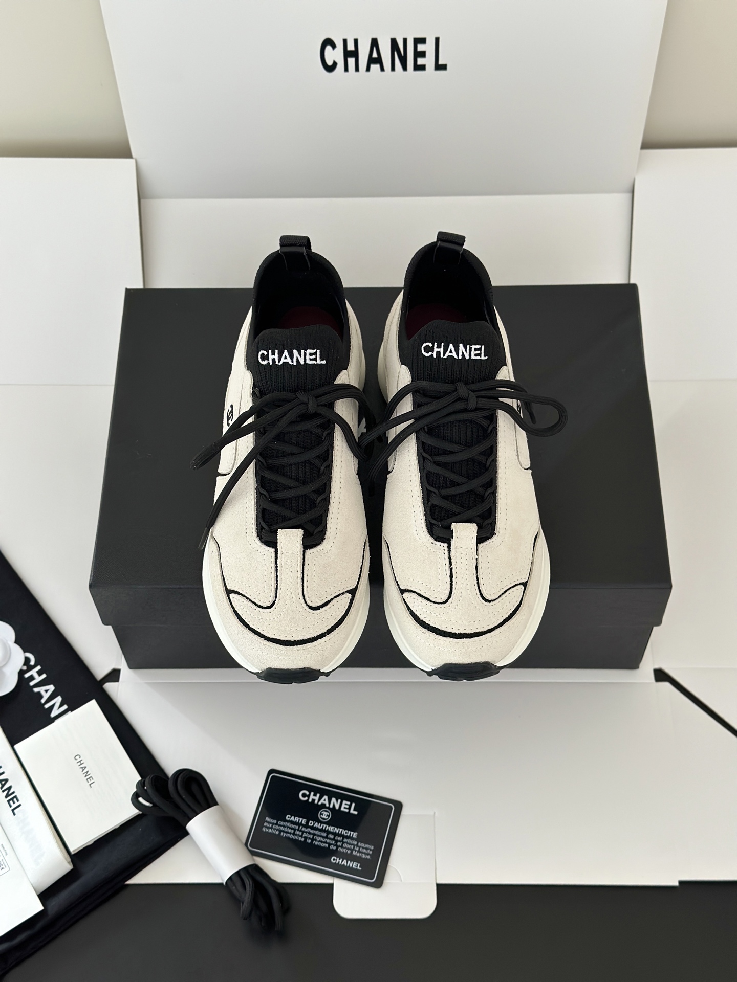 NO:887417,(Packed in airplane box) Chane*26 early autumn new style socks spliced ​​with moral shoes and casual sports shoes. I found the all-purpose shoes in the shoe cabinet. Chanel's new suede casual sports shoes in a full set of colors. Real photos to share. Putting them in a row directly cures obsessive-compulsive disorder. Each color matching touches the aesthetic. I have difficulty choosing and want to take them all away!  The fabric is made of fine suede stitched with knitted sock covers. The upper foot is soft and waxy and fits the shape of the foot. It does not wear the heel. It comes with an invisible heightening thick sole, which quietly lengthens the leg line. It is small and friendly, and your feet will not be sore after walking around for a whole day. The upper is made of original imported suede/cowhide, with sheepskin lining and original molded TPU outsole. Packed in an airplane box Size: 35-40  (40 custom-made, non-refundable), casual shoes/sports shoes, chanel, chanel, sneakers, cowhide, sheepskin, chamois leather, socks19860909（飞机盒包装）Chane*26早秋新款袜子拼接德训鞋休闲运动鞋 挖到鞋柜万能神鞋香奈儿新款麂皮休闲运动鞋全套色实拍分享 摆一排直接治愈强迫症,每个配色都戳中审美,选择困难症都想全部收走！面料是细腻麂皮拼接针织袜套鞋口,上脚软糯贴合脚型,不磨后跟 自带隐形增高厚底,悄悄拉长腿部线条,小个子友好,暴走逛街一整天脚都不酸 鞋面采用原版进口麂皮/牛皮,内里绵羊皮,原版开模TPU大底 飞机盒包装 Size:35-40 (40定做不退换),休闲鞋/运动鞋,chanel,chanel,sneakers,cowhide,sheepskin,chamois leather,socks,Women's Shoes