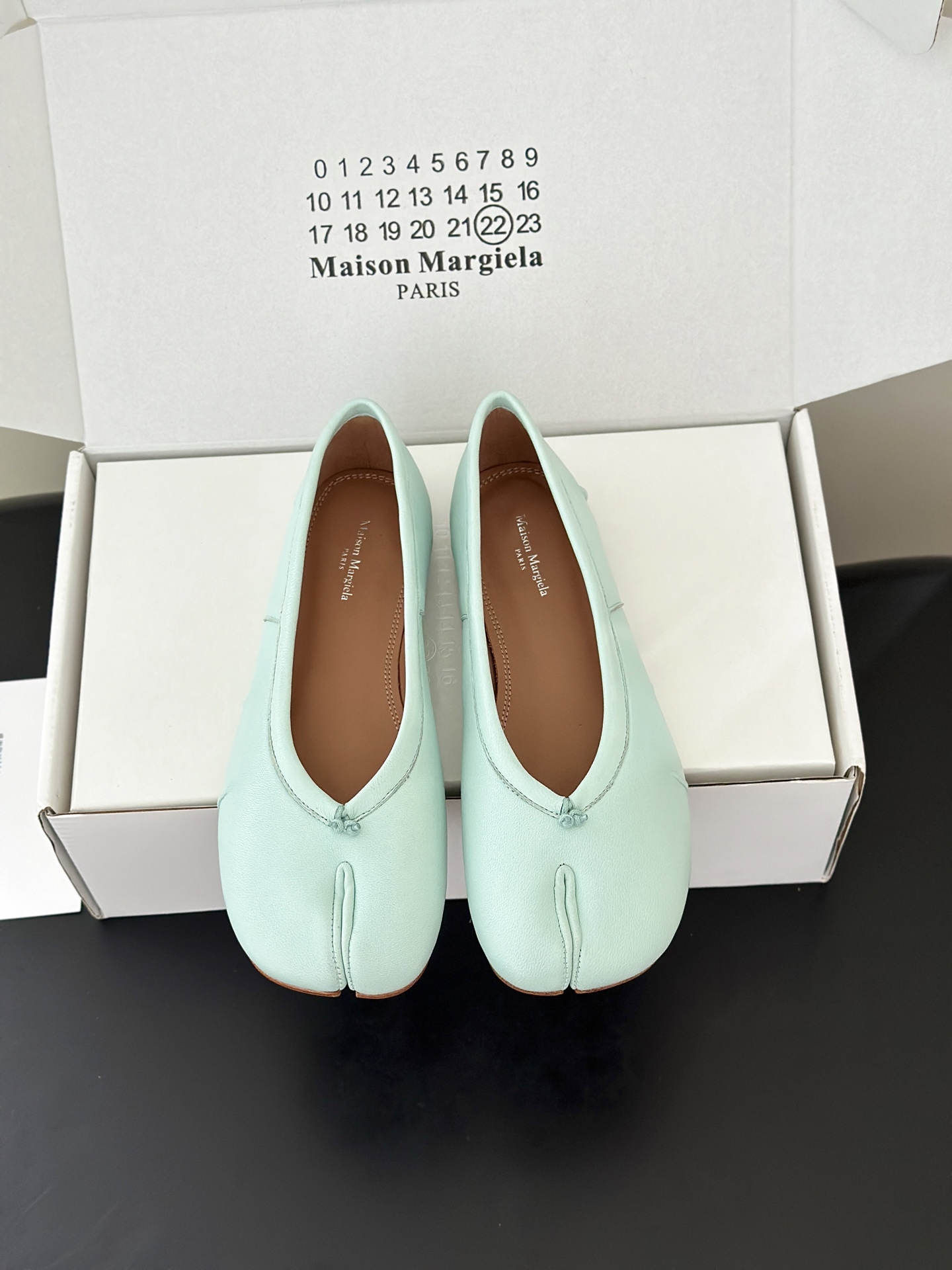 NO:887347,Maison Margiel* Maison Margiel MM6 Tabi split-toe ballet shoes. You can refuse a whole row of Margiel Tabi split-toe shoes!  5 fairy colors are collected at one time, and the gentleness will be fully satisfied. Classic split-toe shoe shape + shallow mouth ballet version, a lazy and relaxed minimalist atmosphere, a must-have for lazy people. Soft and waxy textured genuine leather material, with natural wrinkle texture on the leather surface, is delicate and soft on the hand, and will not wear your feet after long-term wear. Shallow V-neckline elongates the line of the foot, invisible flat bottom design, cork insole, no pressure on the feet after walking all day  The small bow decoration weakens the cold feeling of the split toes, is gentle and recognizable, and is a niche high-end non-contrasting item!  The upper is made of original stone grain cowhide, the inner sheepskin lining is original molded walnut heels, Italian leather outsole Size: 35-40 (customized at 40.41), split-toe shoes, masion margiela, masion margiela, cowhide, sheepskin, Leather soles19860909Maison Margiel*马吉拉 MM6 Tabi分趾芭蕾鞋 能拒绝一整排马吉拉tabi分趾鞋！5个神仙配色一次性集齐,温柔感直接拉满 经典分趾鞋型+浅口芭蕾版型,慵懒松弛的极简氛围感,懒人穿搭刚需款 软糯摔纹真皮材质,皮面自带自然褶皱肌理,上手细腻柔软,久穿不磨脚 浅V领口拉长脚面线条,隐形平底设计,软木鞋垫暴走一天脚都毫无压力 小巧蝴蝶结装饰弱化分趾的冷感,温柔又有辨识度,小众高级不撞款单品！ 鞋面采用原版石头纹牛皮,内里羊皮内里原版开模核桃跟,意大利真皮大底 Size:35-40（40.41订做）,分趾鞋,masion margiela,masion margiela,cowhide,sheepskin,Leather soles,Women's Shoes