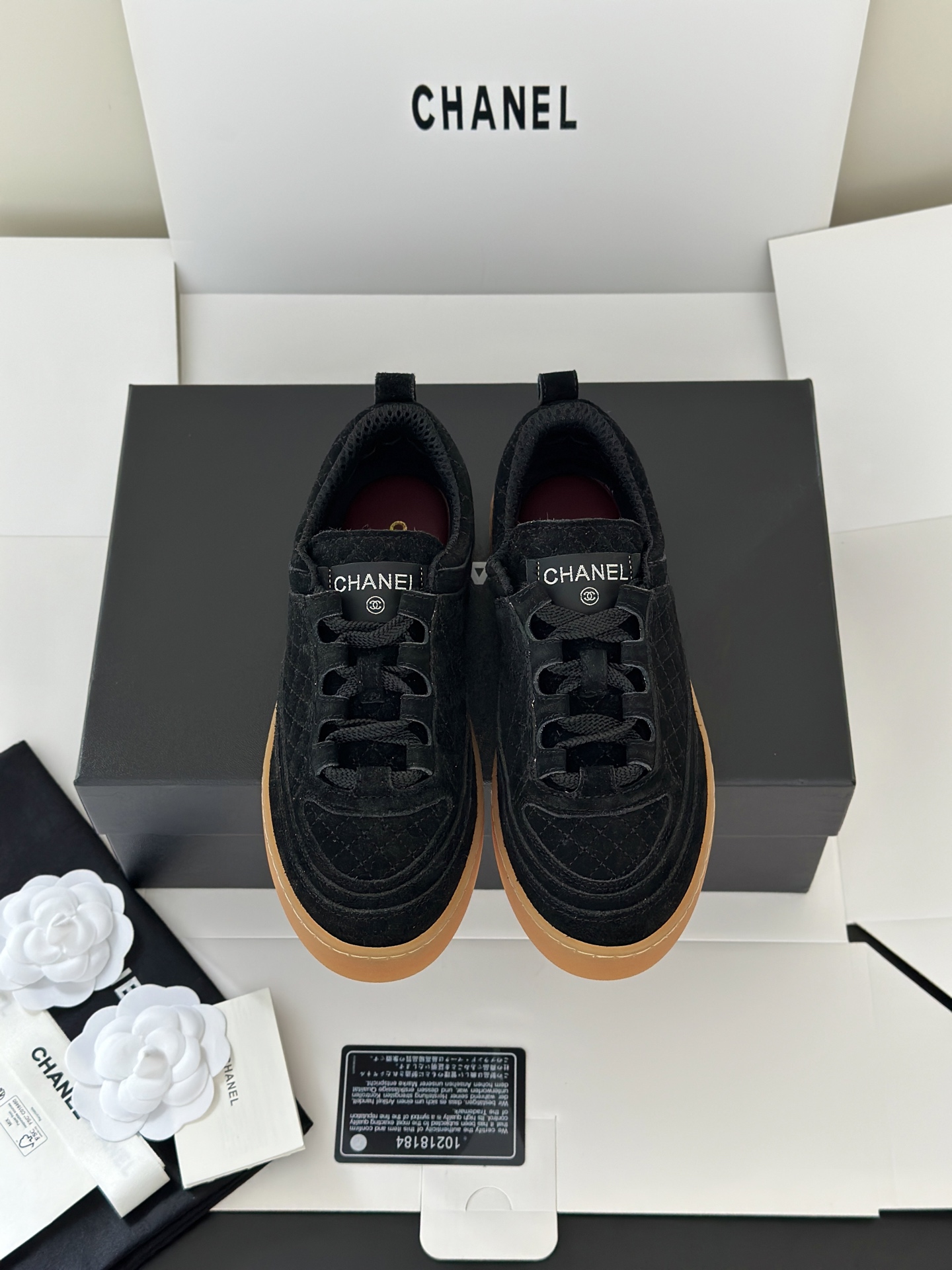 NO:887391,(Packed in airplane box) Chane*26 early autumn new rhombus sneakers and casual sports shoes. I found the all-purpose shoes in the shoe cabinet. Chanel's new suede casual sports shoes in a full set of colors. Real photos to share. Putting them in a row directly cures obsessive-compulsive disorder. Each color matching touches the aesthetic. I have difficulty choosing and want to take them all away!  The fabric is made of fine suede stitched with knitted sock covers. The upper foot is soft and waxy and fits the shape of the foot. It does not wear the heel. It comes with an invisible heightening thick sole, which quietly lengthens the leg line. It is small and friendly, and your feet will not be sore all day long when walking and shopping. The upper is made of original imported suede, with sheepskin lining and original molded TPU outsole. Packed in an airplane box Size: 35-40  (40.41 Customized, non-refundable), casual shoes/sports shoes, chanel, chanel, sneakers, sheepskin, chamois leather19860909（飞机盒包装）Chane*26早秋新款菱格板鞋休闲运动鞋 挖到鞋柜万能神鞋香奈儿新款麂皮休闲运动鞋全套色实拍分享 摆一排直接治愈强迫症,每个配色都戳中审美,选择困难症都想全部收走！面料是细腻麂皮拼接针织袜套鞋口,上脚软糯贴合脚型,不磨后跟 自带隐形增高厚底,悄悄拉长腿部线条,小个子友好,暴走逛街一整天脚都不酸 鞋面采用原版进口麂皮,内里绵羊皮,原版开模TPU大底 飞机盒包装 Size:35-40 (40.41定做不退换),休闲鞋/运动鞋,chanel,chanel,sneakers,sheepskin,chamois leather,Women's Shoes