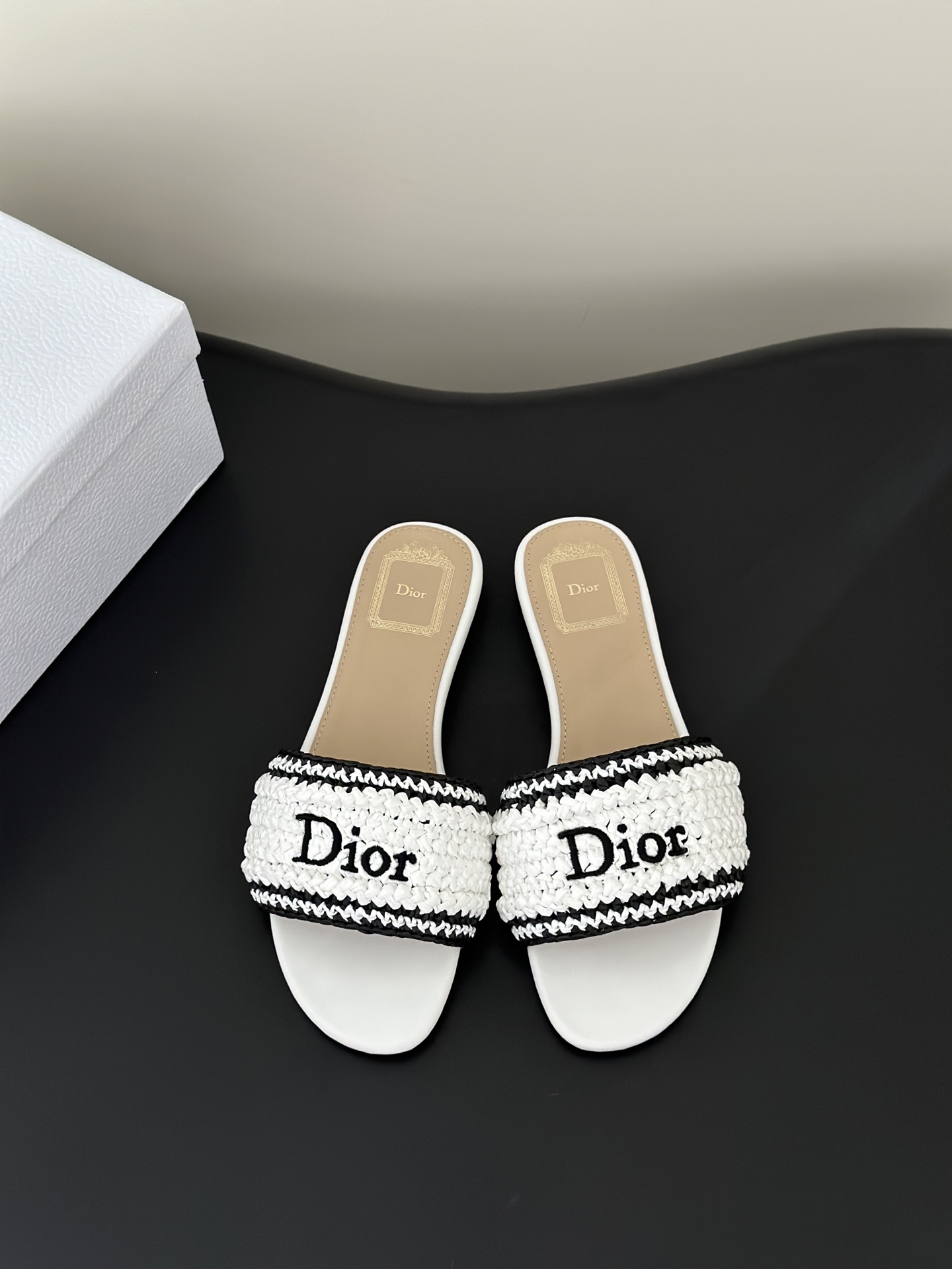 NO:928702,Flat thick heel Dio*26ss early spring new electric embroidered straw woven high-heeled sandals. This summer, you can't live without this pair of woven slippers with retro hand-crocheted striped ribbon + classic Dior embroidered logo. They are low-key and elegant. They have a French sense of relaxation. The thick low heels are really friendly. Small people can quietly elongate their legs. They don't sprain their feet when walking. They don't tire their feet after a day of shopping or short trips. They are very comfortable.  The upper is made of original customized raffia, lining sheepskin, Italian leather outsole, heel height 4cm, size 35-42 (customized sizes 40, 41, 42 are non-returnable), slippers, dior, slippers, espadrilles, sheepskin, Leather soles19860909平底 粗跟 Dio*26ss早春新款电绣草编编织高跟凉拖鞋 今年夏天离不开这双编织拖鞋复古手工钩织条纹织带+经典Dior刺绣logo,低调又显贵,法式松弛感直接拉满,粗低跟真的太友好了,小个子悄悄拉长腿型,走路完全不崴脚,逛一天街、短途出游都不累脚,舒适度拉满 鞋面采用原版定制拉菲草,内里羊皮,意大利真皮大底 跟高4cm size35-42码（40、41、42码定制不退换）,拖鞋,dior,slippers,espadrilles,sheepskin,Leather soles,Women's Shoes