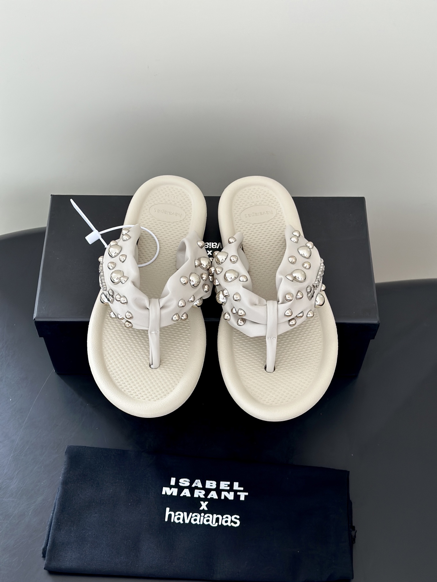 NO:928684,ISABEL MARANT伊莎贝尔havaianas联名款金属铆钉夹脚凉拖鞋人字拖 鞋身手工打的五金扣装饰！  It is not only the most recognizable brand symbol, but also instantly enhances the sense of elegance of the shoes. It is low-key and full of luxury brand tones. The details are directly ecstatic, and the high-end texture is instantly recognizable. Whether it is daily commuting, going out on a date, or traveling and taking photos, these shoes can be held perfectly, and the atmosphere feels like walking on the feet, and it will look like a blockbuster in any photo. A versatile sandal that is not tired of wearing, a super classic style, with a refined and stable temperament in leisure, a perfect treasure for this spring and summer!  The upper is made of original sheepskin, the sheepskin lining is the same as the foot pads, and the lining code font is the same as ZP. The original rubber foam sole Size: 35-39 (40 can be customized without return or exchange), split-toe shoes, slippers, sheepskin19860909ISABEL MARANT伊莎贝尔havaianas联名款金属铆钉夹脚凉拖鞋人字拖 鞋身手工打的五金扣装饰！既是最具辨识度的品牌符号,又瞬间提升鞋履的贵气感,低调中尽显奢牌调性,细节控直接狂喜,一眼就是的高级质感. 不管是日常通勤、约会出街,还是旅行拍照,这双鞋都能完美hold住,上脚就是行走的氛围感,随便拍都是大片既视感. 穿不腻的百搭凉拖 超经典的一款 休闲中带着精致 气质拿捏稳妥 今年春夏绝美加分宝藏！ 鞋面采用原版羊皮,羊皮内里垫脚、内里标码字体一致ZP,原版橡胶发泡底 Size:35-39（40可定制不退不换）,分趾鞋,slippers,sheepskin,Women's Shoes