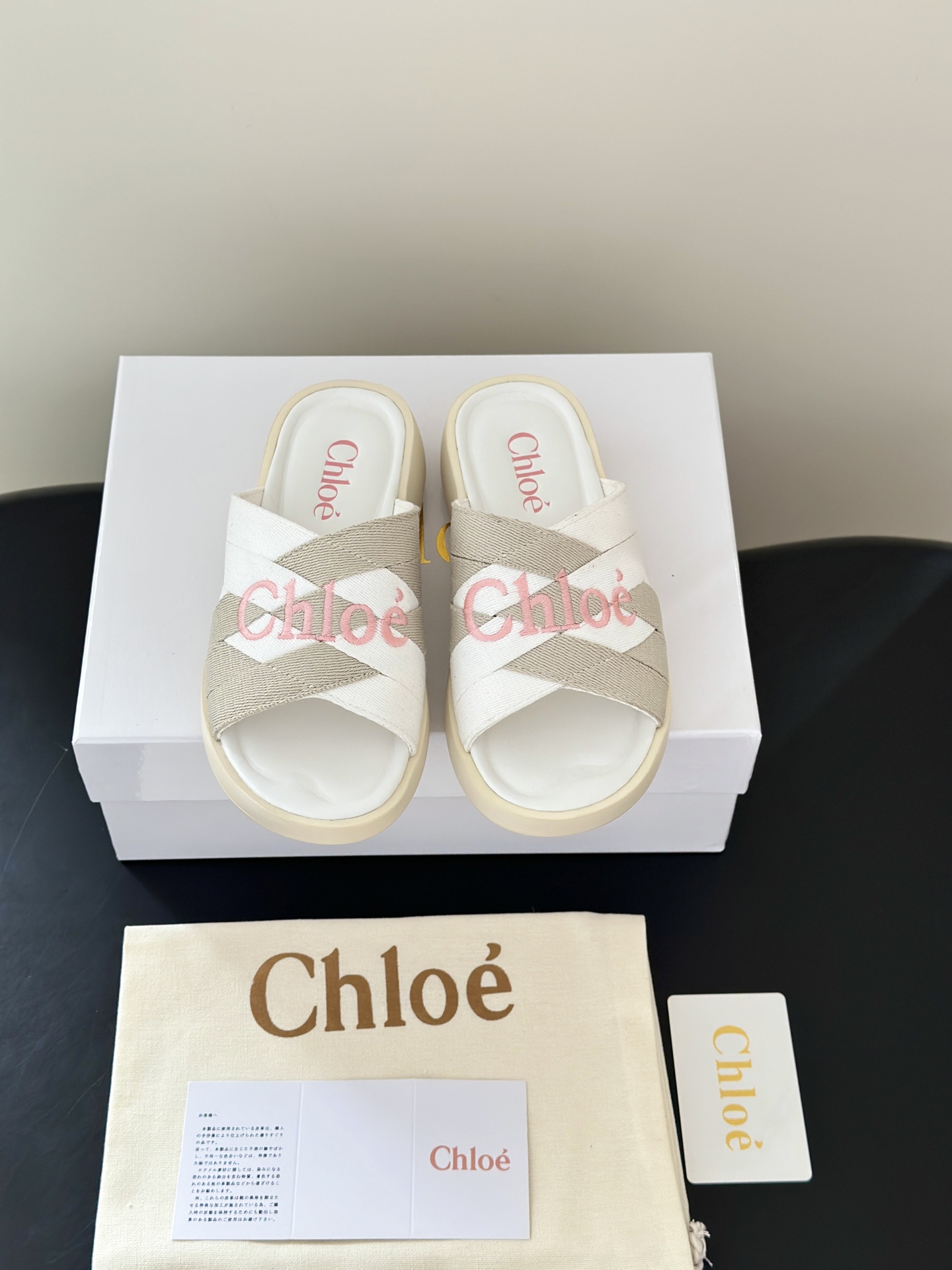 NO:928673,Chlo*Chloe's new embroidered cross-web strap sandals and thick slippers are really great in terms of aesthetics, and the two colors are directly entangled~ The contrasting colors of brown and white are full of retro atmosphere, and the caramel brown is gentle and white. It has a French lazy feeling when paired with jeans and dresses;  The thick soles are soft and springy and feel great on the feet. They can quietly increase your height without tiring your feet, and your feet won't feel stuffy after a long walk. The open-toe design is refreshing and breathable. It can be worn at home, on vacation at the beach, or every day when going out to pick up express delivery. It is versatile and can be worn with any outfit. The upper is made of original webbing embroidery and artificial Goodyear threading. After matching, all the positions are just right. All the craftsmanship and materials are consistent with the original version. It is definitely a pair that is durable and durable and a must-have for walking in the world!  !  Sheepskin lining, original open-molded thick sole and high-density foam sole. Heel height: 4cm. Size 35-40 (40 is custom-made and cannot be returned or exchanged). Slippers, chloe, slippers, skirts, sheepskin19860909Chlo*克洛伊新款刺绣交叉织带凉拖鞋厚拖鞋 真的长在审美上,双配色直接纠结住～ 棕白撞色复古氛围感拉满,焦糖棕温柔又显白,搭配牛仔、连衣裙都自带法式慵懒感； 米白浅灰款清清爽爽,奶油色系软乎乎,通勤出游穿干净又耐看. 交叉编织织带肌理感超足,粉色刺绣logo温柔点睛,完全不会浮夸. 厚底软弹脚感绝了,悄悄增高还不累脚,久逛逛街脚底也不闷. 露趾设计清爽透气,居家、海边度假、日常出门取快递都能穿,百搭不挑穿搭. 鞋面采用原版织带刺绣,人工固特异手法穿线 配上后所有的位置刚刚好 所有的工艺与材质原版一致 绝对是一双耐穿耐看行走江湖必备利器！！内里羊皮,原版开模厚底高密度发泡底 跟高:4cm Size35-40（40定做不退换）,拖鞋,chloe,slippers,skirts,sheepskin,Women's Shoes