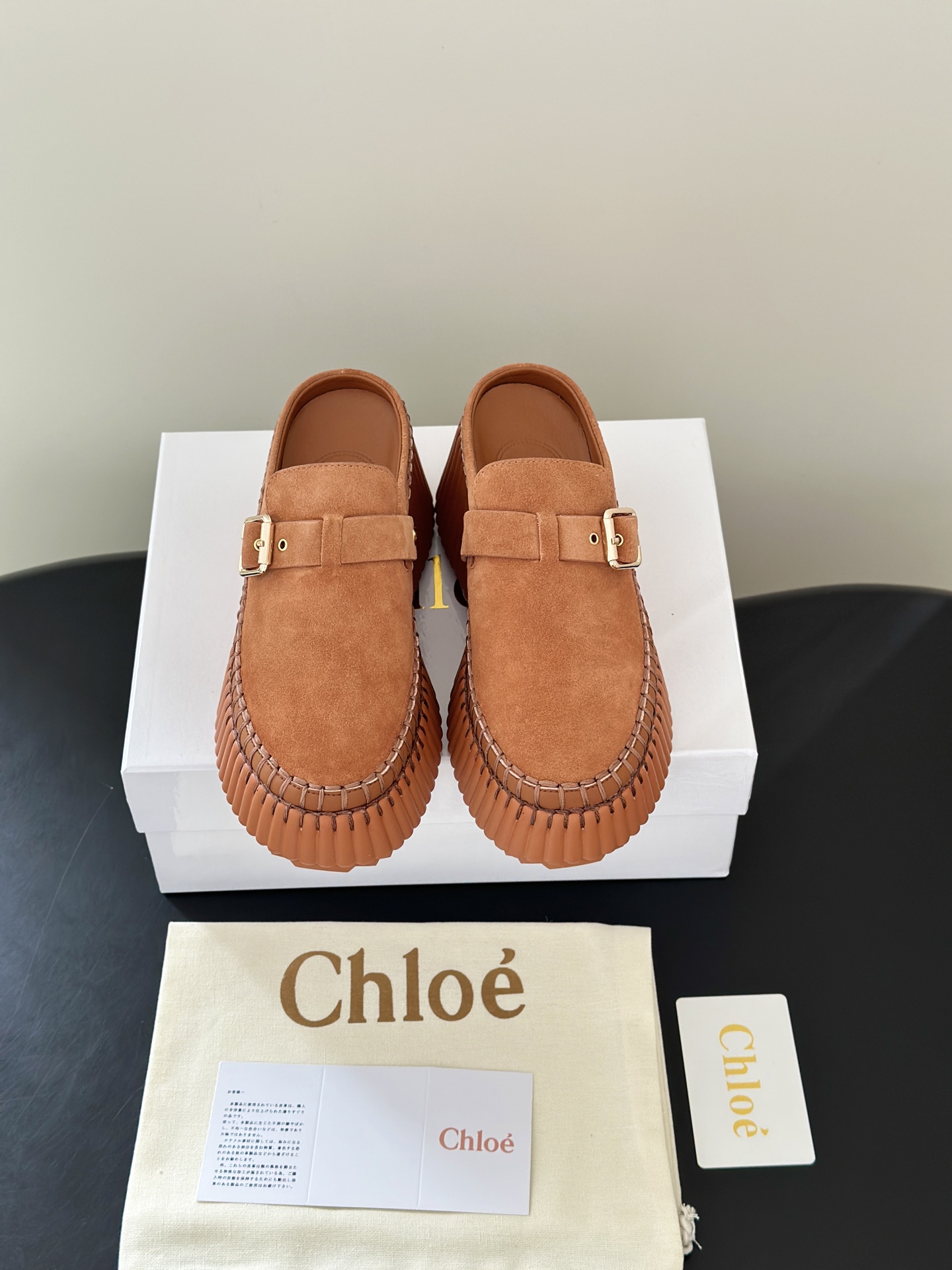 NO:928742,Chlo*26 new Muller platform thick-soled half-slippers are so good that you will fall into the French retro party!  This pair of Chloé thick-soled toe-toe flip flops is completely aesthetically pleasing. The suede fabric is delicate and soft, and is embellished with metal square buckles. It is simple and exquisite in texture. The hand-stitching details are full, and the texture is visible to the naked eye. The sawtooth thick-soled design is the highlight, quietly increasing the height by 5cm. The soles are soft and light, so walking is not tiring at all. The heelless semi-drag style is suitable for lazy people to just go out and go shopping, visiting stores, and short trips.  The upper is made of original imported cowhide suede, lining sheepskin, original molded outsole, heel height 5cm, Size 35-40 (40 custom made, non-returnable), half drag, chloe, slippers, cowhide, sheepskin, chamois leather19860909Chlo*26新款穆勒松糕厚底半拖鞋 太好穿了法式复古党直接沦陷！这双Chloé厚底包头拖完全长在审美点上 麂皮面料细腻软糯,搭配金属方扣点缀,简约又有精致质感,手工车线细节拉满,质感肉眼可见. 锯齿厚底设计是亮点,悄悄增高5cm,鞋底软弹轻便,走路完全不累脚 无后跟半拖款式,懒人出门一脚蹬,逛街、探店、短途出游都适配 鞋面采用原版进口牛皮麂皮,内里羊皮,原版开模大底 跟高5cm Size35-40（40订做不退换）,半拖,chloe,slippers,cowhide,sheepskin,chamois leather,Women's Shoes