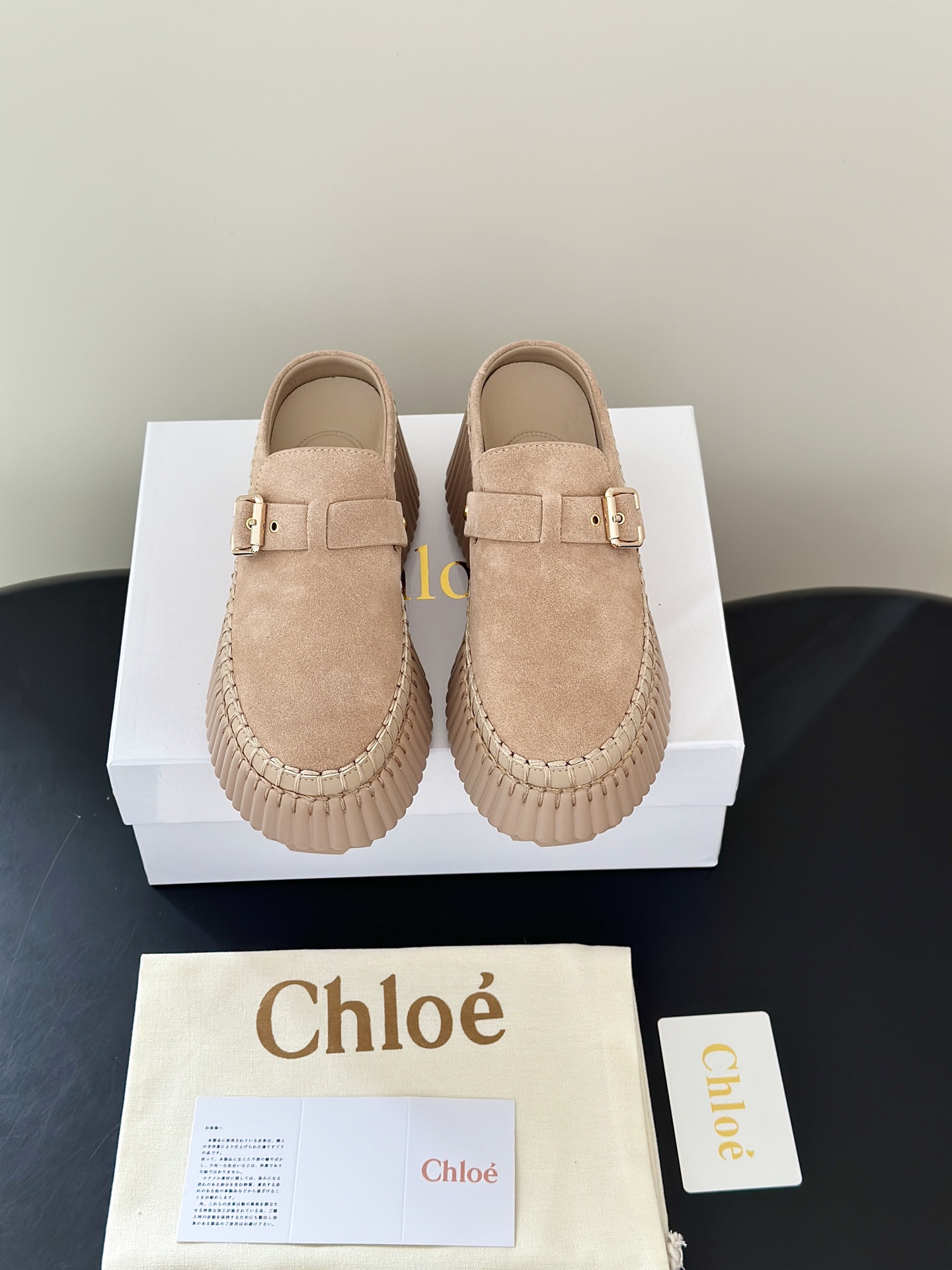 NO:928653,Chlo*26 new Muller platform thick-soled half-slippers are so good that you will fall into the French retro party!  This pair of Chloé thick-soled toe-toe flip flops is completely aesthetically pleasing. The suede fabric is delicate and soft, and is embellished with metal square buckles. It is simple and exquisite in texture. The hand-stitching details are full, and the texture is visible to the naked eye. The sawtooth thick-soled design is the highlight, quietly increasing the height by 5cm. The soles are soft and light, so walking is not tiring at all. The heelless semi-drag style is suitable for lazy people to just go out and go shopping, visiting stores, and short trips.  The upper is made of original imported cowhide suede, lining sheepskin, original molded outsole, heel height 5cm, Size 35-40 (40 can be customized, non-returnable, half drag, chloe, slippers, cowhide, sheepskin, chamois leather19860909Chlo*26新款穆勒松糕厚底半拖鞋 太好穿了法式复古党直接沦陷！这双Chloé厚底包头拖完全长在审美点上 麂皮面料细腻软糯,搭配金属方扣点缀,简约又有精致质感,手工车线细节拉满,质感肉眼可见. 锯齿厚底设计是亮点,悄悄增高5cm,鞋底软弹轻便,走路完全不累脚 无后跟半拖款式,懒人出门一脚蹬,逛街、探店、短途出游都适配 鞋面采用原版进口牛皮麂皮,内里羊皮,原版开模大底 跟高5cm Size35-40（40订做不退换,半拖,chloe,slippers,cowhide,sheepskin,chamois leather,Women's Shoes