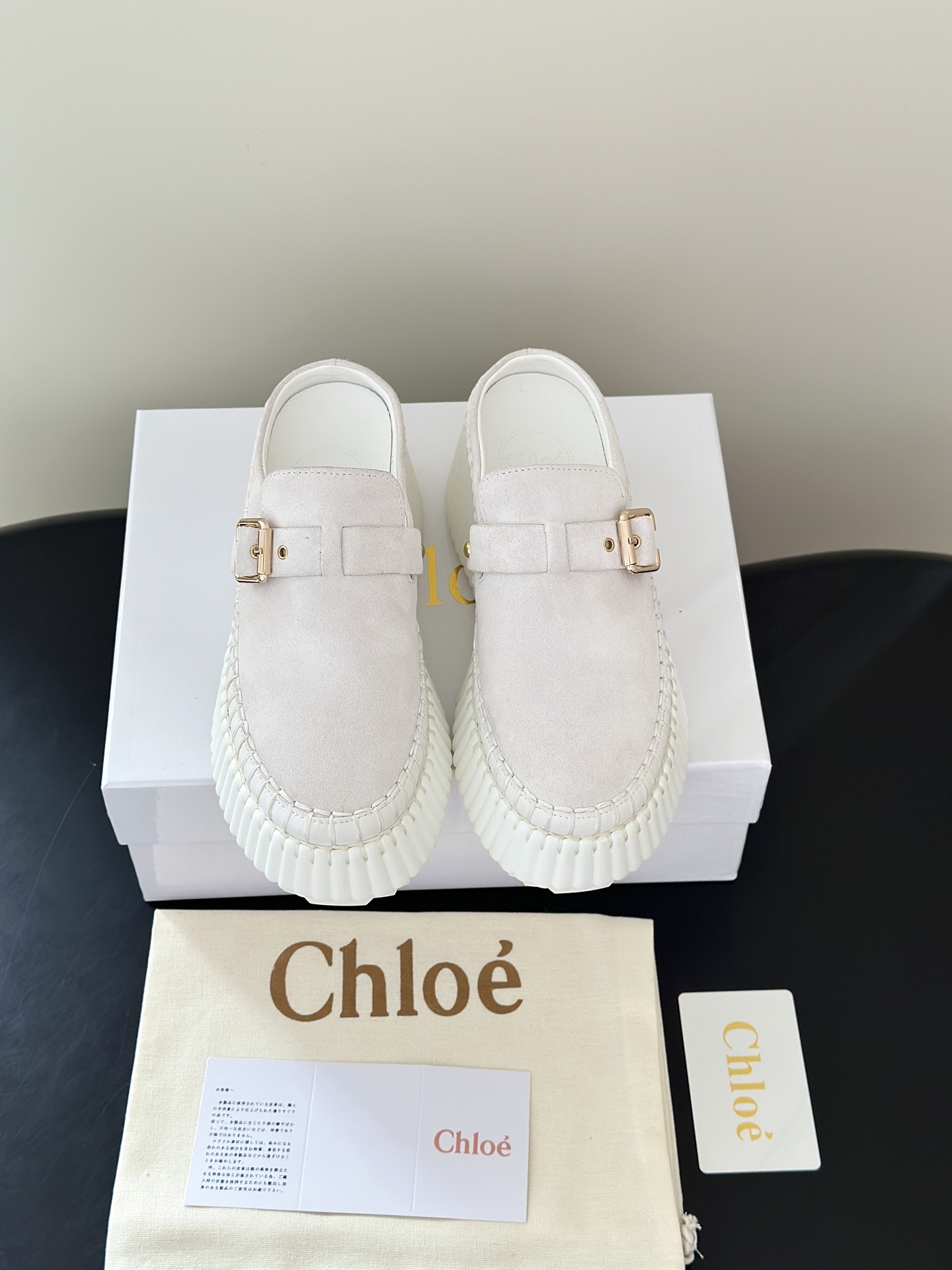 NO:928663,Chlo*26 new Muller platform thick-soled half-slippers are so good that you will fall into the French retro party!  This pair of Chloé thick-soled toe-toe flip flops is completely aesthetically pleasing. The suede fabric is delicate and soft, and is embellished with metal square buckles. It is simple and exquisite in texture. The hand-stitching details are full, and the texture is visible to the naked eye. The sawtooth thick-soled design is the highlight, quietly increasing the height by 5cm. The soles are soft and light, so walking is not tiring at all. The heelless semi-drag style is suitable for lazy people to just go out and go shopping, visiting stores, and short trips.  The upper is made of original imported cowhide suede, lining sheepskin, original molded outsole, heel height 5cm, Size 35-40 (40 custom made, non-returnable), half drag, chloe, slippers, cowhide, sheepskin, chamois leather19860909Chlo*26新款穆勒松糕厚底半拖鞋 太好穿了法式复古党直接沦陷！这双Chloé厚底包头拖完全长在审美点上 麂皮面料细腻软糯,搭配金属方扣点缀,简约又有精致质感,手工车线细节拉满,质感肉眼可见. 锯齿厚底设计是亮点,悄悄增高5cm,鞋底软弹轻便,走路完全不累脚 无后跟半拖款式,懒人出门一脚蹬,逛街、探店、短途出游都适配 鞋面采用原版进口牛皮麂皮,内里羊皮,原版开模大底 跟高5cm Size35-40（40订做不退换）,半拖,chloe,slippers,cowhide,sheepskin,chamois leather,Women's Shoes