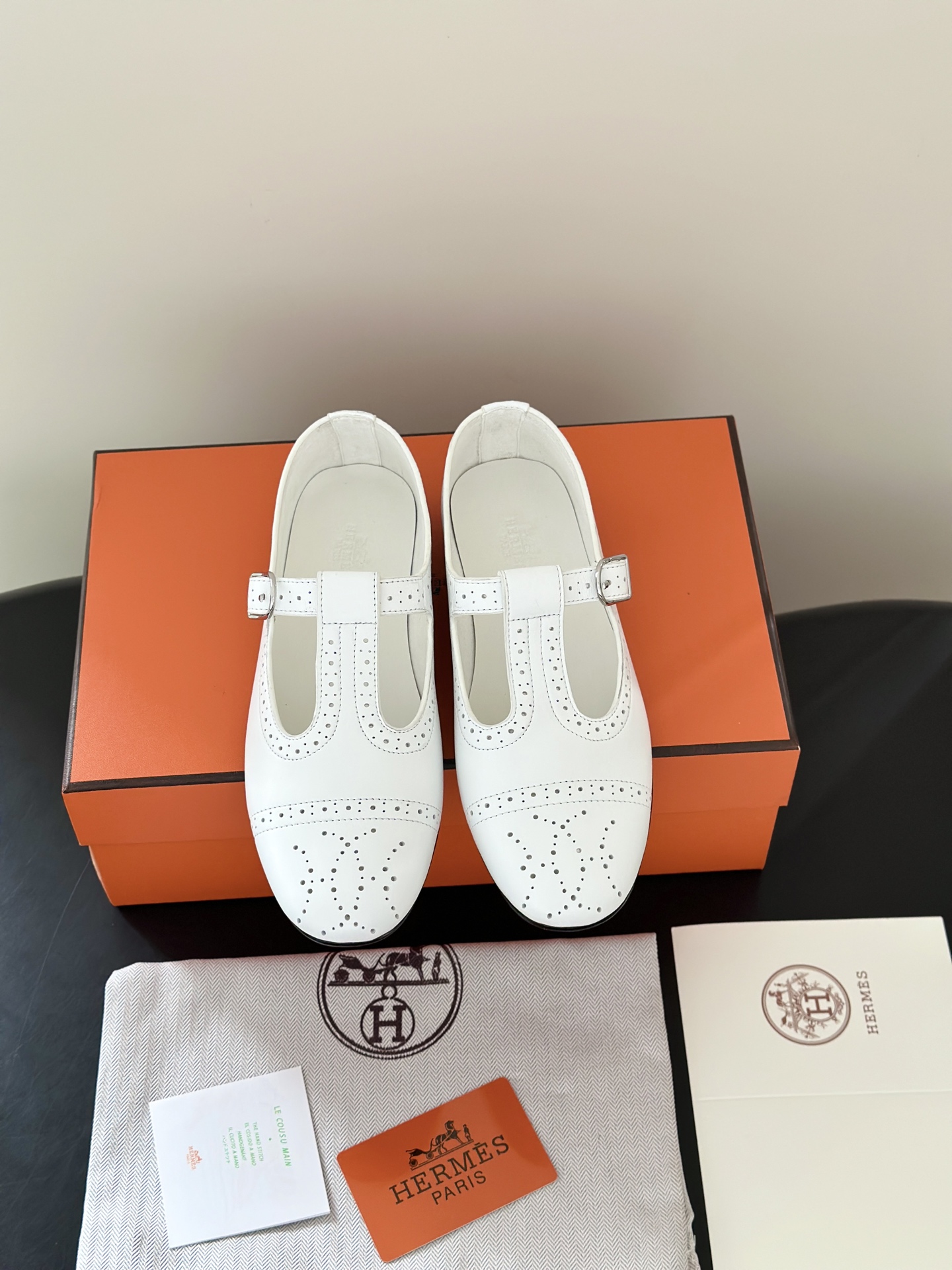 NO:928732,Herme*26 new carved T-shaped brogue Mary Jane retro shoes. The classic brogue carved + T-shaped strap design perfectly combines the British retro and French gentleness, and has an elegant atmosphere on the foot. The delicate cowhide texture is full, the exquisite punching and carving details are full, and the metal square buckle is simple and attractive. The flat version has zero burden when walking, and your feet will not be tired after walking for a long time. The T-shaped strap fits the foot shape and does not wear the heel or squeeze the foot.  The upper is made of original imported cowhide, sheepskin lining, Italian genuine leather outsole Size: 35-39 (40.41 custom-made, non-returnable), Mary Jane, hermes, mary jane, cowhide, sheepskin, Leather soles19860909Herme*26新款雕花T字布洛克玛丽珍鞋复古单鞋 经典布洛克雕花+T字搭带设计,把英伦复古与法式温柔完美融合,上脚自带优雅氛围感. 细腻牛皮质感拉满,精致冲孔雕花细节满满,金属方扣简约耐看. 平底版型走路零负担,久逛不累脚,T字绑带贴合脚型,不磨后跟不挤脚. 鞋面采用原版进口牛皮,内里羊皮,意大利真皮大底 Size:35-39(40.41订做不退换),玛丽珍,hermes,mary jane,cowhide,sheepskin,Leather soles,Women's Shoes