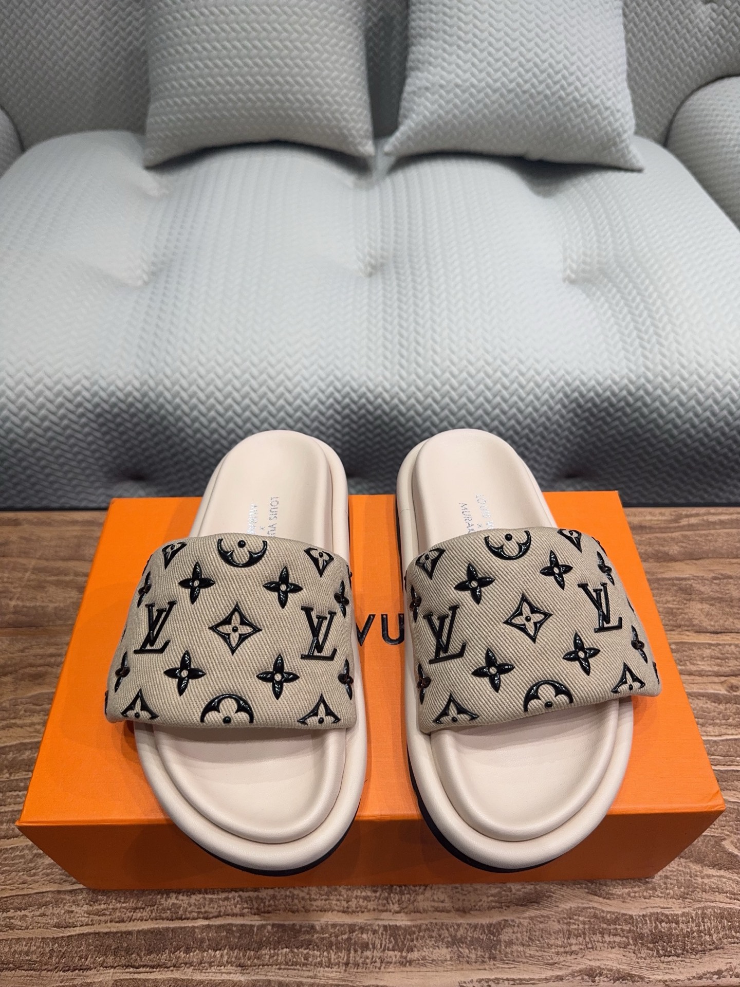 NO:258771,Slippers The slippers with the highest attendance rate in spring and summer are super invincible and comfortable on their feet. They fit the feet without picking on the feet and are also safe to use. Custom printed fabric uppers, anti-slip, wear-resistant foam sole. Size35-39 (can be customized for 40.41), slippers, slippers19860909拖鞋 春夏穿搭出勤率最高的拖鞋上脚超级无敌舒服,贴合脚部不挑脚型宽脚背的姐妹也可放心冲～～ 定制印花布料鞋面 防滑耐磨发泡底 Size35-39（40.41可以定制）,拖鞋,slippers,Women's Shoes