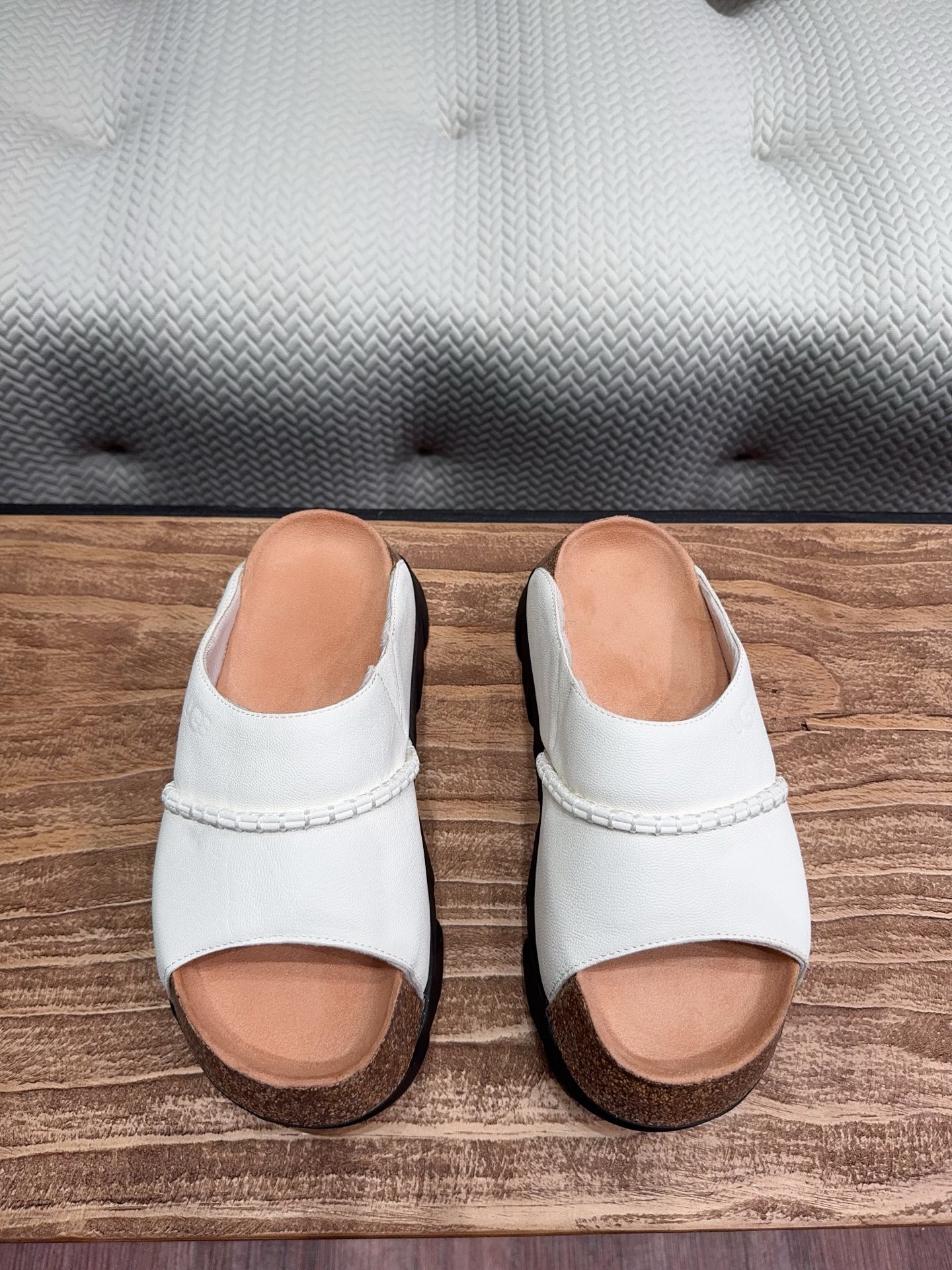 NO:259499,UGG~24vs spring and summer hot spring cake thick-soled sandal series... [Sponge cake thick-soled sandals] The main feature is a casual style, simple and generous, elegant, and exclusive romance in summer!  !  Fabric: Soft sheepskin Outsole: Original special foamed outsole Size: 35-39 (40 custom made without return or exchange), slippers, sandals, slippers, sheepskin19860909UGG~24vs春夏爆款松糕厚底凉鞋系列……【松糕厚底凉拖】 主打一个随心索性 简单大方不失优雅 夏天的专属浪漫！！ 面料:植柔羊皮 大底:原版特殊发泡大底 码数:35-39（40定制不退换）,拖鞋,sandals,slippers,sheepskin,Women's Shoes