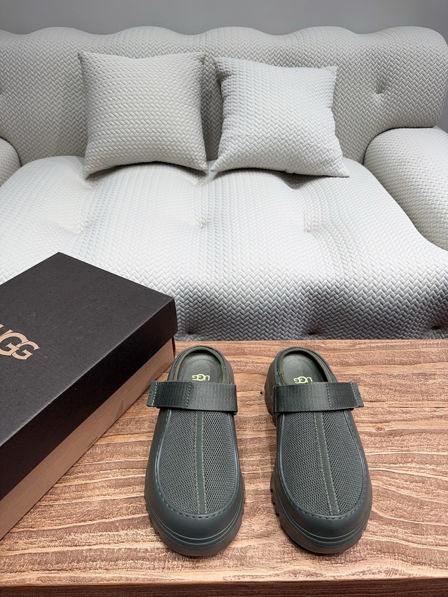 NO:259496,UGG Tasman slippers (Shuochen Kroger style) Men and women same style, one shoe and two wear slippers, back strapable shoes, classic Tasman shoe style, incorporates Kroger elements, ultra-light thick sole sports and casual sizes for women 35-40, men 40-45 (men's size  10), semi-trail, chrome hearts, slippers19860909UGG塔斯曼拖鞋（朔膜克罗格款） 男女同款 一鞋两穿 可拖鞋 可后绑带鞋 经典塔斯曼鞋型 融入克罗格元素 超轻厚底运动休闲 码数女35-40,男40-45（男码＋10）,半拖,chrome hearts,slippers,Women's Shoes