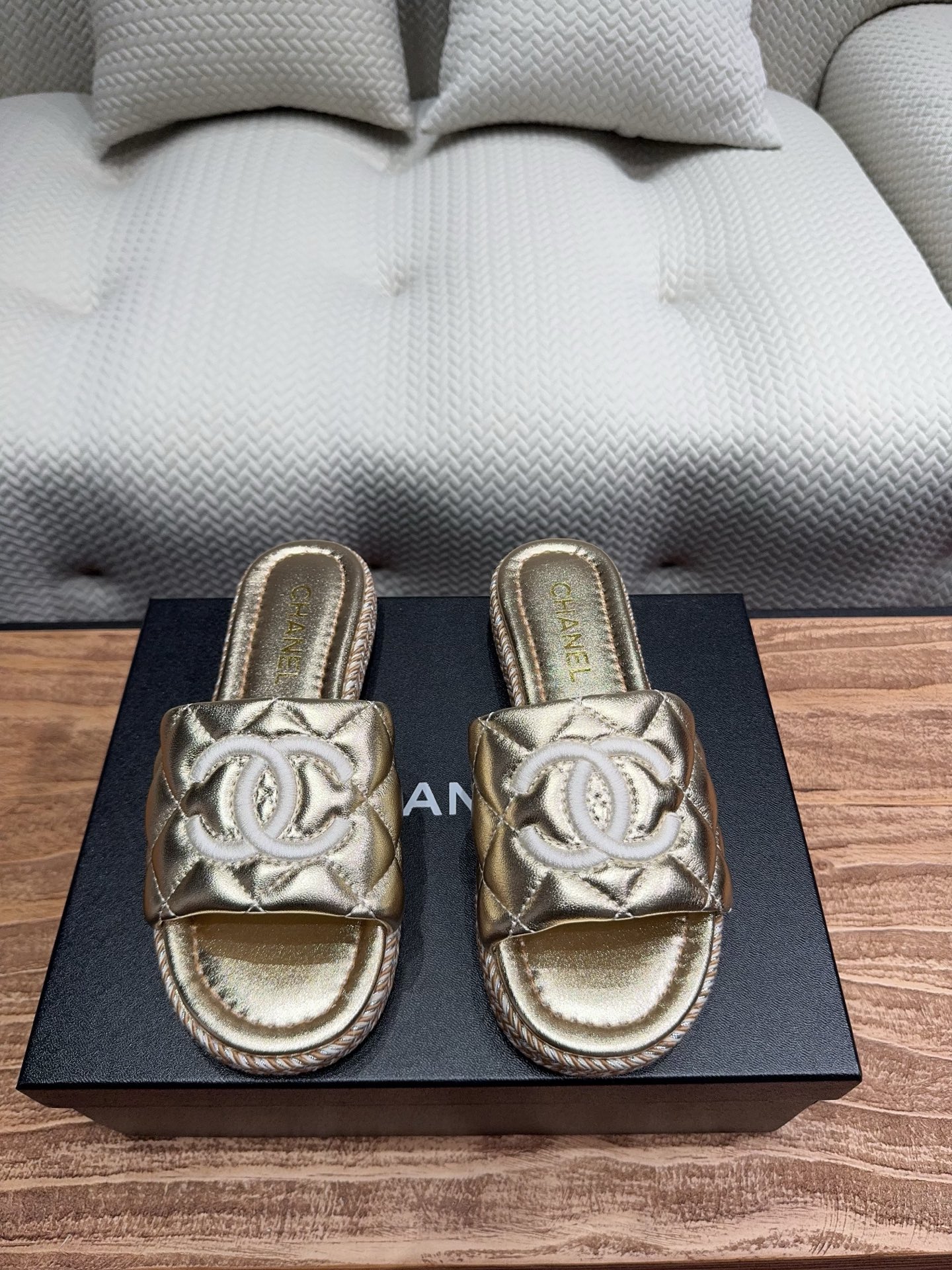 NO:259490,CHANE*｜Xiaoxiang classic and fashionable spring and summer double C straw woven diamond-shaped slippers Classic summer vacation series hemp rope bottom slippers~ It’s just lit up. It’s really beautiful!  Not only is it beautiful, but it also has a perfect score. Whether it is paired with dresses, jeans, or casual T-shirts and shorts, it can perfectly interpret the fashion trends of summer. Going out shopping, dates or partying with friends will definitely become the focus of everyone!  The upper is made of original custom material. The inner foot pads are all sheepskin. Handmade hemp rope braided bottom. Original custom bottom. Size35-39 (customized by 40/41), slippers, chanel, slippers, espadrilles, skirts, shorts, tees, t-shirt, sheepskin19860909CHANE*｜小香经典时尚春夏 双C草编菱格纹拖鞋 经典夏日度假系列麻绳底拖鞋～ 简直就眼前一亮 它真的太好看了！ 不仅外表美丽 舒适度也是满分 无论是搭配连衣裙、牛仔短裤 还是休闲的T恤和短裙 都能完美诠释夏天的时尚潮流. 出门逛街、约会或者和朋友聚会 肯定能够成为所有人的焦点！ 鞋面采用原版定制材质 内里垫脚均为羊皮 手工麻绳编织底 原版定制底片 Size35-39（40/41定制）,拖鞋,chanel,slippers,espadrilles,skirts,shorts,tees，t-shirt,sheepskin,Women's Shoes