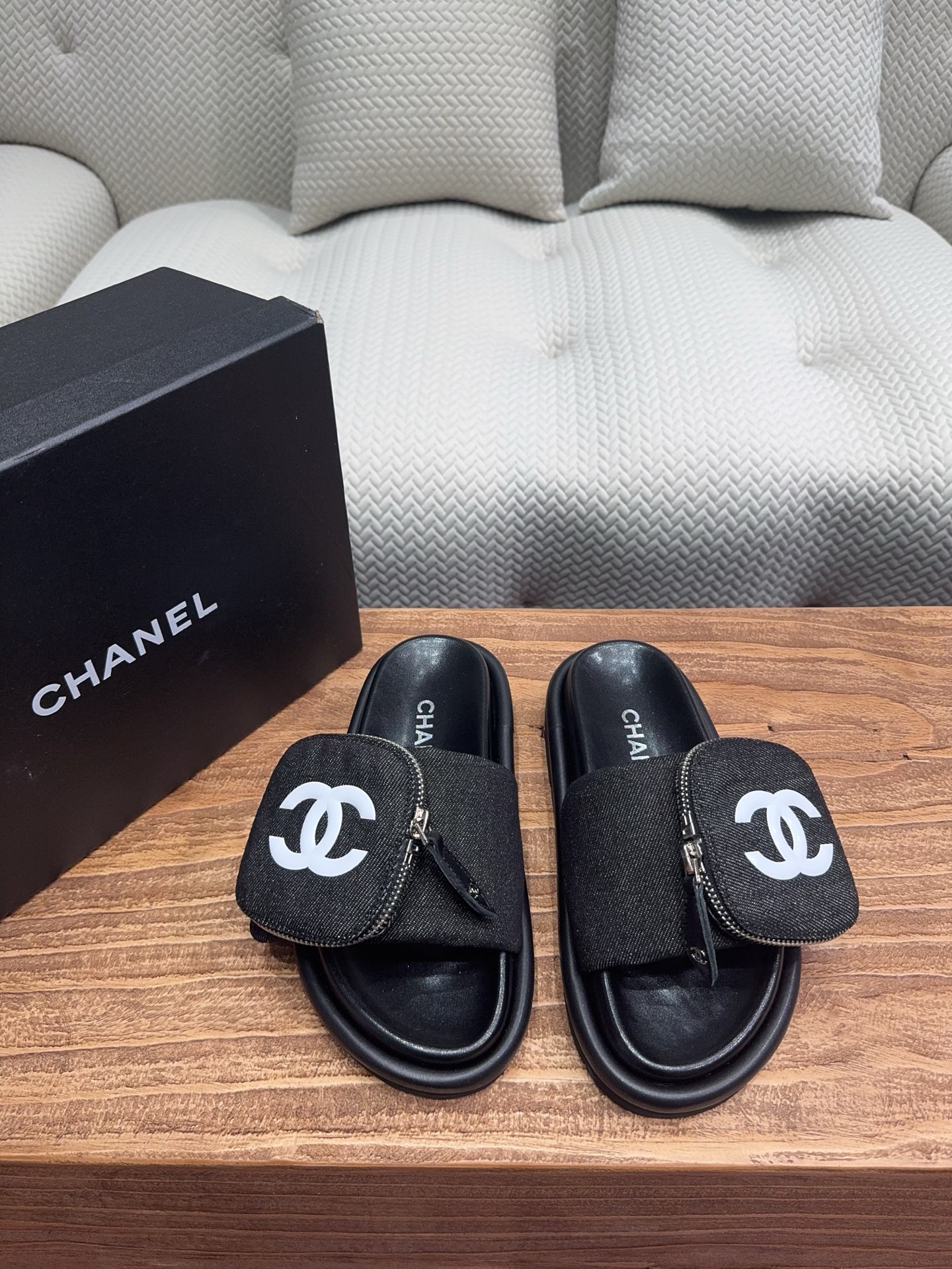 NO:259493,CHANE* ｜Xiaoxiang 25P Spring and Summer New Product Packaging and Thick-soled Lazy Slippers A must-have for lazy people to wear. It is huge, soft and comfortable to help you get rid of all the constraints. The cute bread shoe shape is very friendly to babies with wide feet. The outsol has a certain thickness. It looks thin and long when worn. Velcro can be adjusted at will. A must-have for fashionable essence!  The upper is made of original custom imported fabric. The footbed is very comfortable to wear. It is a comfortable feeling that can be seen by the naked eye. It is stress-free. The original mold is foam-resistant and anti-slip and wear-resistant. It is also very lightweight. Size35-39 (customized by 40/41/42/43, no return or exchange), slippers, chanel, slippers19860909CHANE* ｜小香25P春夏新品 包包装饰厚底懒人拖鞋 懒人必备穿了会上瘾的拖鞋 巨软巨舒服 让你摆脱一切的束缚感 呆萌的面包鞋型对脚宽的宝宝很友好 大底有一定的厚度 穿上巨显腿细腿长 魔术贴可随意调节大小 时髦精必备！ 鞋面采用原版定制进口布料 垫脚脚床很贴合脚底 穿着非常舒服 是肉眼可见的舒适感 暴走一天无压力 原版开模耐发泡大底 防滑又耐磨 还很轻便 Size35-39（40/41/42/43定制不退换）,拖鞋,chanel,slippers,Women's Shoes