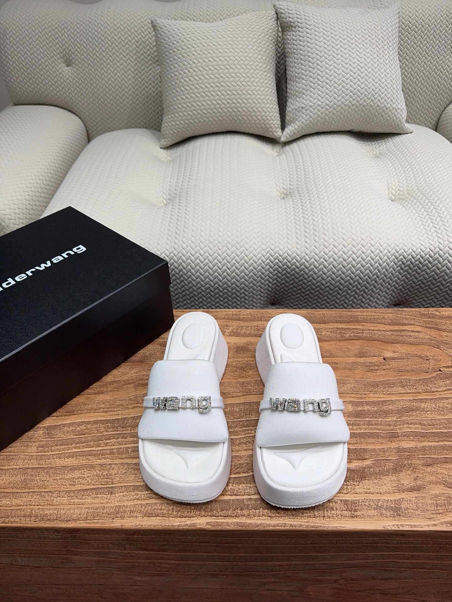 NO:259494,A*lexander~ Wang Yalisanda ·Wang [Sponge cake thick-soled sandals] Slipper counter synchronous, market exclusive original single packaging, original single single veneer bag!  This summer, you must have a pair of king shoes... Upper: Original custom high mercerized fabric ironing process. Finger pad: Original custom high mercerized fabric. Outsole: PU foaming water table rubber bottom combination sole. Sole thickness: front 4cm and rear 8cm. Size: 35-39 (40. Customized without return) Packaging: Original full set of packaging, slippers, alexander wang, slippers19860909A*lexander~ Wang亚力山大 ·王【松糕厚底凉拖】 拖鞋专柜同步,市场独家原单包装,原单贴皮布袋！这个夏季必须拥有一双大王鞋子…… 鞋面:原版订制高丝光布料烫钻工艺 垫脚:原版定制高丝光布料 大底:PU发泡水台橡胶底片组合大底 底厚:前4cm后8cm 码数:35-39（40.定制不退换） 包装:原版全套包装,拖鞋,alexander wang,slippers,Women's Shoes