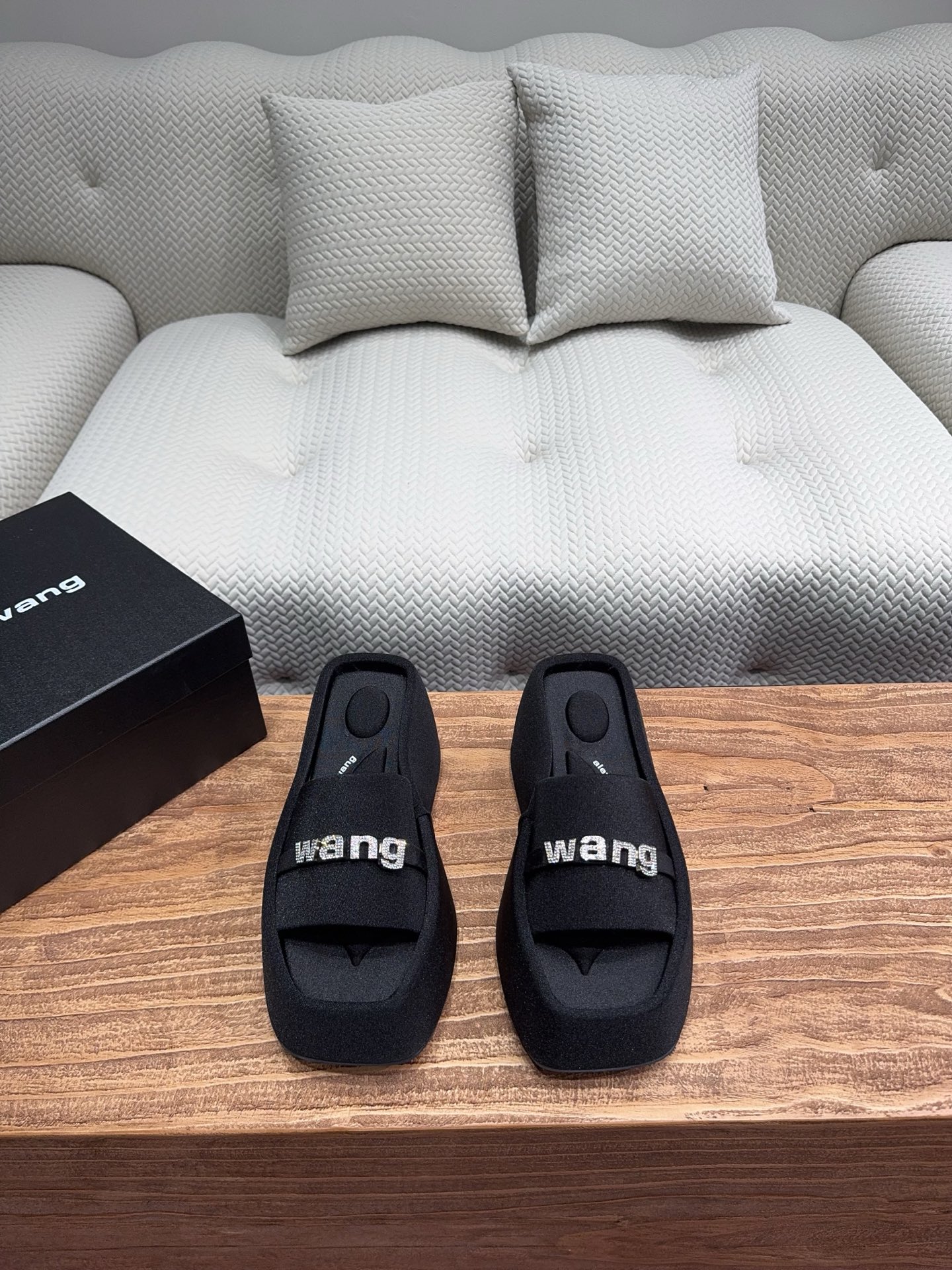 NO:259497,A*lexander~ Wang Yalisanda ·Wang [Thick-soled diamond-button sandals] Slipper counter synchronous, market-exclusive original single packaging, original single veneer bag!  This summer, you must have a pair of king shoes... Upper: Original custom high mercerized fabric ironing process. Finger pad: Original custom high mercerized fabric. Outsole: PU foaming water table rubber bottom combination sole. Sole thickness: 6cm in front and 10cm in back. Size: 35-39 (40. Customized without return and exchange) Packaging: Original full set of packaging, slippers, alexander wang, slippers19860909A*lexander~ Wang亚力山大 ·王【厚底钻扣凉拖】 拖鞋专柜同步,市场独家原单包装,原单贴皮布袋！这个夏季必须拥有一双大王鞋子…… 鞋面:原版订制高丝光布料烫钻工艺 垫脚:原版定制高丝光布料 大底:PU发泡水台橡胶底片组合大底 底厚:前6cm后10cm 码数:35-39（40.定制不退换） 包装:原版全套包装,拖鞋,alexander wang,slippers,Women's Shoes