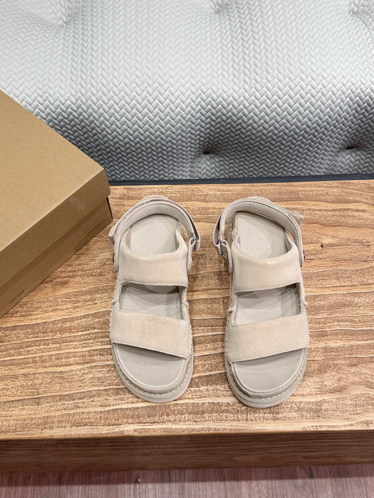 Sandalias UGG Gold Star Glade 👍 🌟Ante vacuno, textura suave 🌟Altura del tacón 4,5 cm 🌟🉑Velcro ajustable,…
