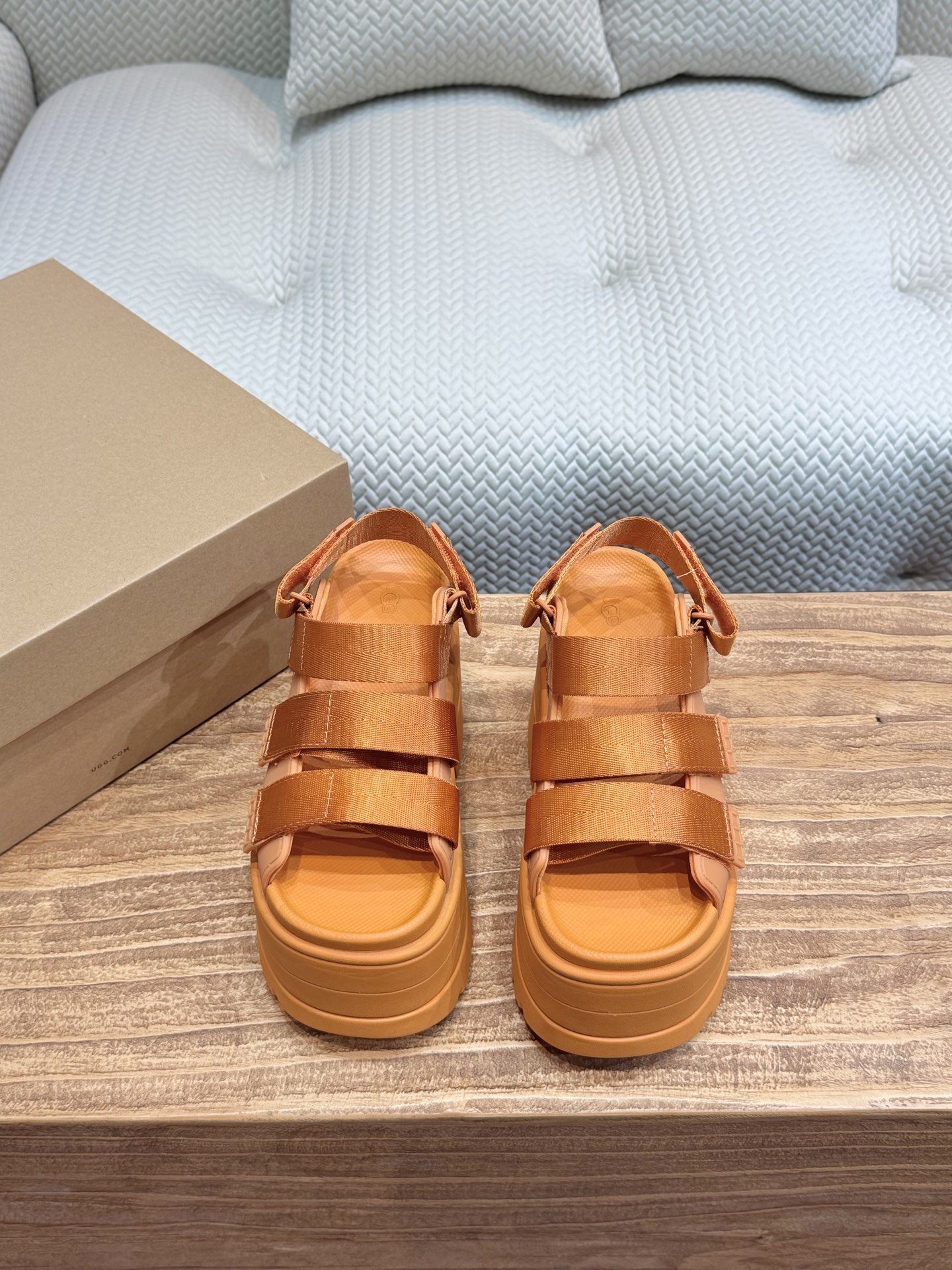 Las últimas zapatillas y sandalias de suela gruesa con plataforma para primavera y verano de UGG. Un zapato que no comb…