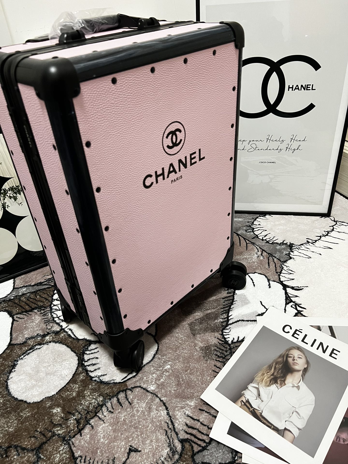 Chanel 20-inch Roze Reiskoffer met Logo - Exclusieve Collectie