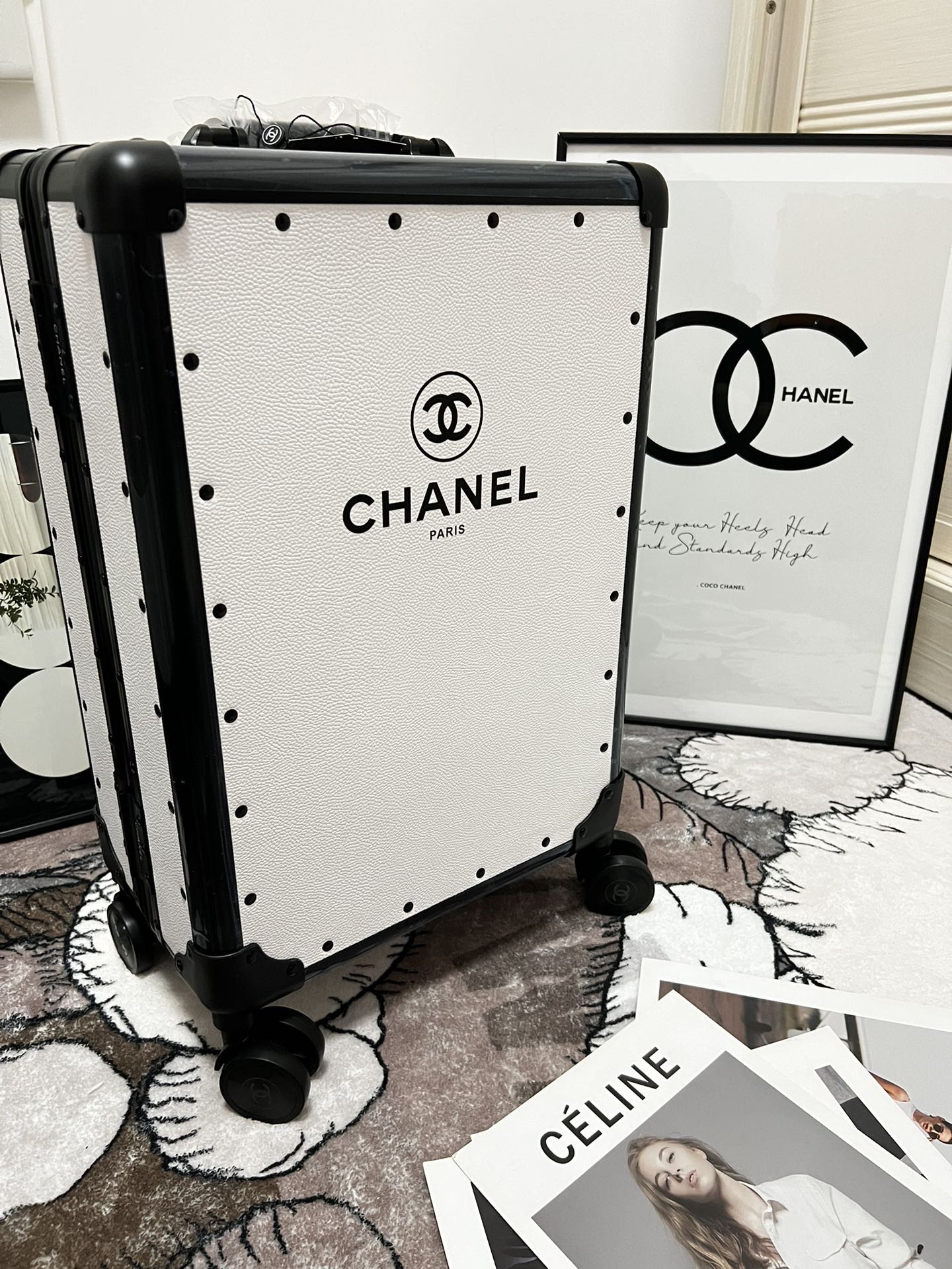 Valise Rigide Chanel Classique Noire et Blanche 20 Pouces avec Roues Pivotantes