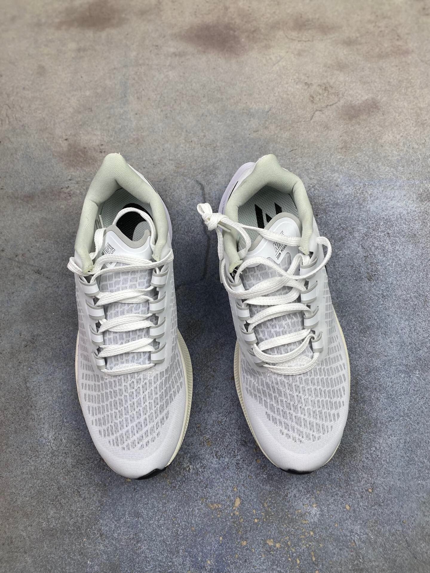 特价💰198 国庆活动必推系列！ 奥莱飞马37系列福利特价！ 尺码36-45，白菜价体验正品！ 奥莱直播冲正卖的产品 品质不多说！售前售后 包到底！嘎嘎放心冲！ 编码AB203698