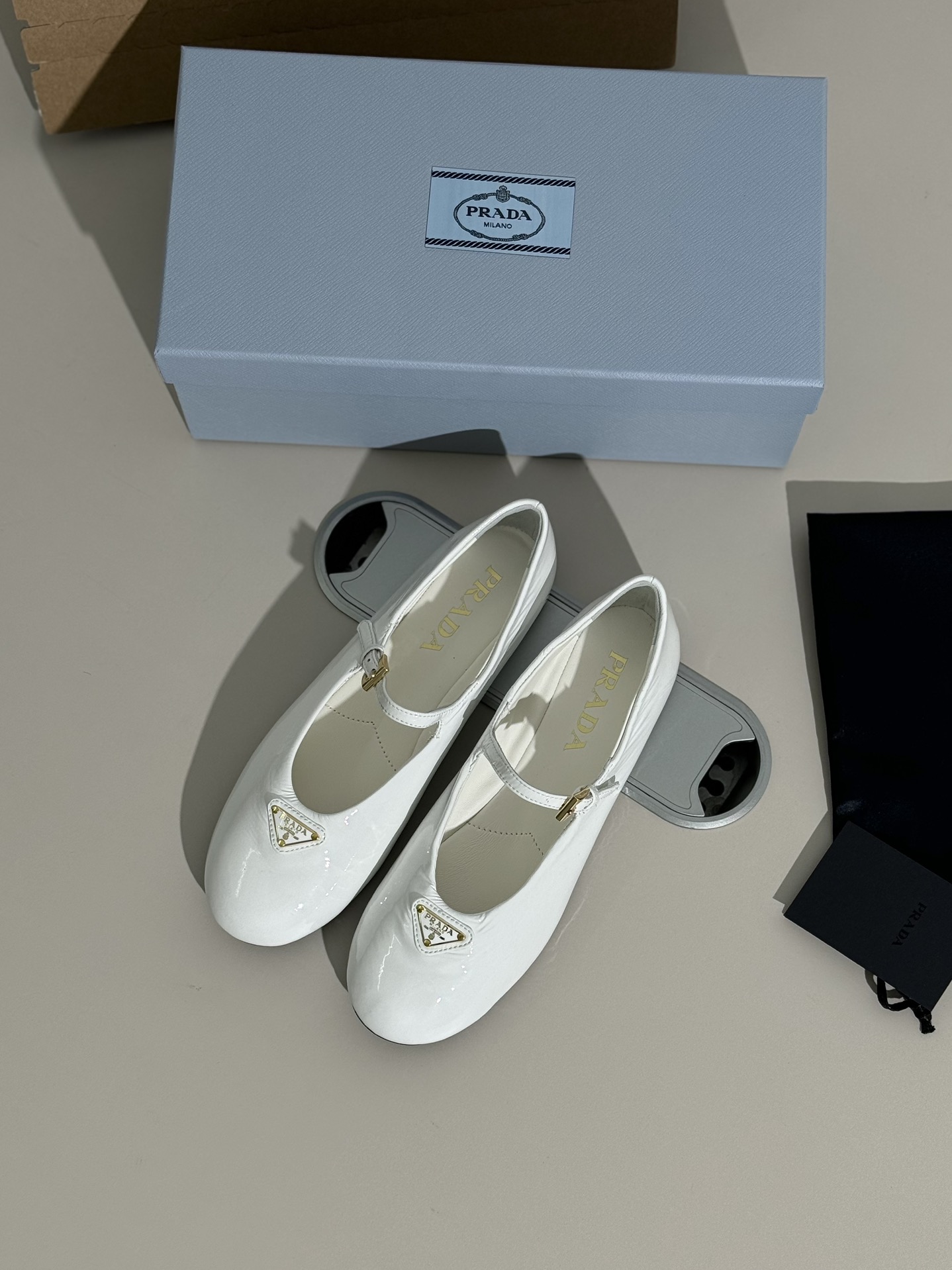 NO:647583,Prada, a purchasing agent made in Guangdong | 25 new Mary Jane patent leather ballet shoes, made in Guangdong, in stock, top quality, supporting distribution!  New 2025ss!  !  ——PRADA Prada’s new patent leather triangular logo flat shoes are both classic and versatile at first glance!  You don’t need to worry about the texture and feel of your feet. Do you have a heart-pounding feeling?  The simple combination is very eye-catching and grand. I sincerely recommend you to buy it!  Very pretty!  Extremely versatile!  The more I look at it, the more I like it. Its square toe design is suitable for all kinds of female foot shapes and can be easily controlled. It is comfortable on the foot and does not squeeze the foot. The soul of the whole pair of shoes is the bias-cut design!  This upper is not easy to make. It seems quite simple and is much more expensive than making boots. It has high scrapability. The upper is imported soft patent sheepskin. The lining is silk lambskin. The leather is fine and tight. It has good softness and breathability. The TPU rubber outsole is soft, comfortable and non-slip. The heel height is 2.5cm. The size is 35 36 37 38 39 40. Full package, ballet shoes, prada, prada, boots, mary.  jane,sheepskin19860909莞产代购级 Prada | 25新品玛丽珍漆皮芭蕾舞鞋 莞产,现货,顶级品质,支持分销！上新2025ss！！ ——PRADA 普拉达新款漆皮三角标平底单鞋, 一眼望去既经典又百搭！质感脚感你们都无需担心哒,心动的感觉有没有！ 简单搭配很吸睛,大气,真心建议你们一定要收！巨好看！巨百搭！真的越看越上头.它的鞋头方型设计适合各种百般女性脚型都能轻松驾驭,上脚舒适不挤脚,整双鞋的灵魂所在是斜裁的设计哦！这个鞋面可不好做,看是挺简单的比做靴子还贵好多,报废力高 鞋面原厂进口柔软漆羊皮 内里丝绸小羊皮,皮质细腻紧实 柔软性和透气性都很好 大底tpu橡胶大底 柔软舒适又防滑 跟高2.5cm 码数35 36 37 38 39 40全套包装,芭蕾舞鞋,prada,prada,boots,mary jane,sheepskin,Women's Shoes