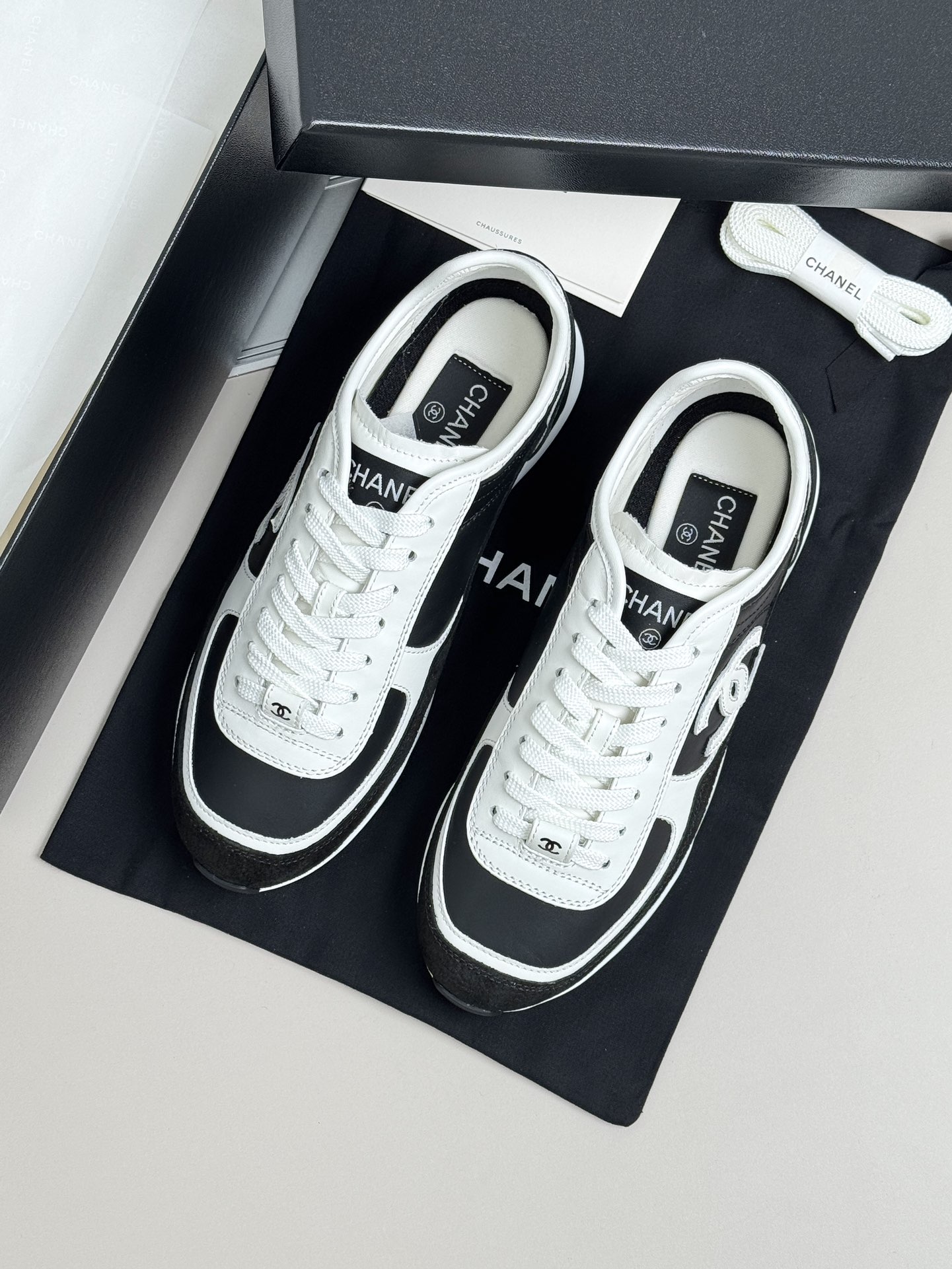 NO:646120,Wandan's top-quality CHANEL Chanel's new logo black and white panda color matching De Xun casual shoes. The simple black and white panda color matching will never go out of style. The slightly pointed De Xun toe makes your feet slimmer. The calf leather surface and suede material collide, fashionable and very comfortable!  Upper imported cowhide + pig bag, lining imported sheepskin, outsole TPU original molded rubber sole, size 35-40, casual shoes/sports shoes, chanel, chanel, sneakers, cowhide, sheepskin19860909莞产顶级 CHANEL 香奈儿新款徽标黑白熊猫拼色德训休闲鞋 简约的黑白熊猫配色,永不过时,微微尖的德训鞋头更显脚瘦,小牛皮面跟反绒材质的碰撞,时尚,非常上脚舒适！ 鞋面进口牛皮+猪巴戈 内里进口羊皮 大底TPU原版开模橡胶底 尺码35-40,休闲鞋/运动鞋,chanel,chanel,sneakers,cowhide,sheepskin,Women's Shoes